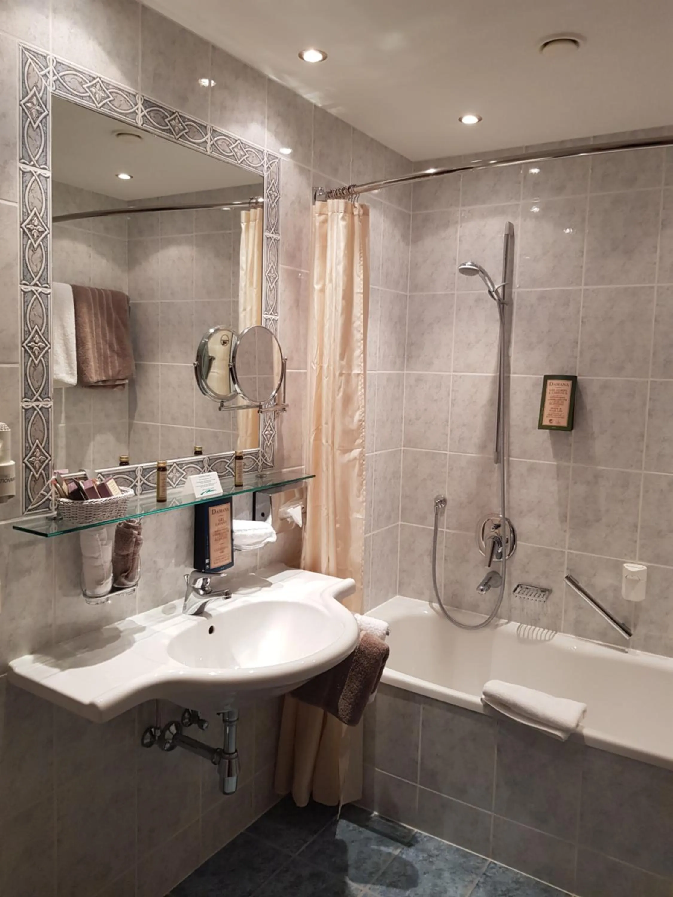 Bathroom in Arlen Lodge Hotel-Garni