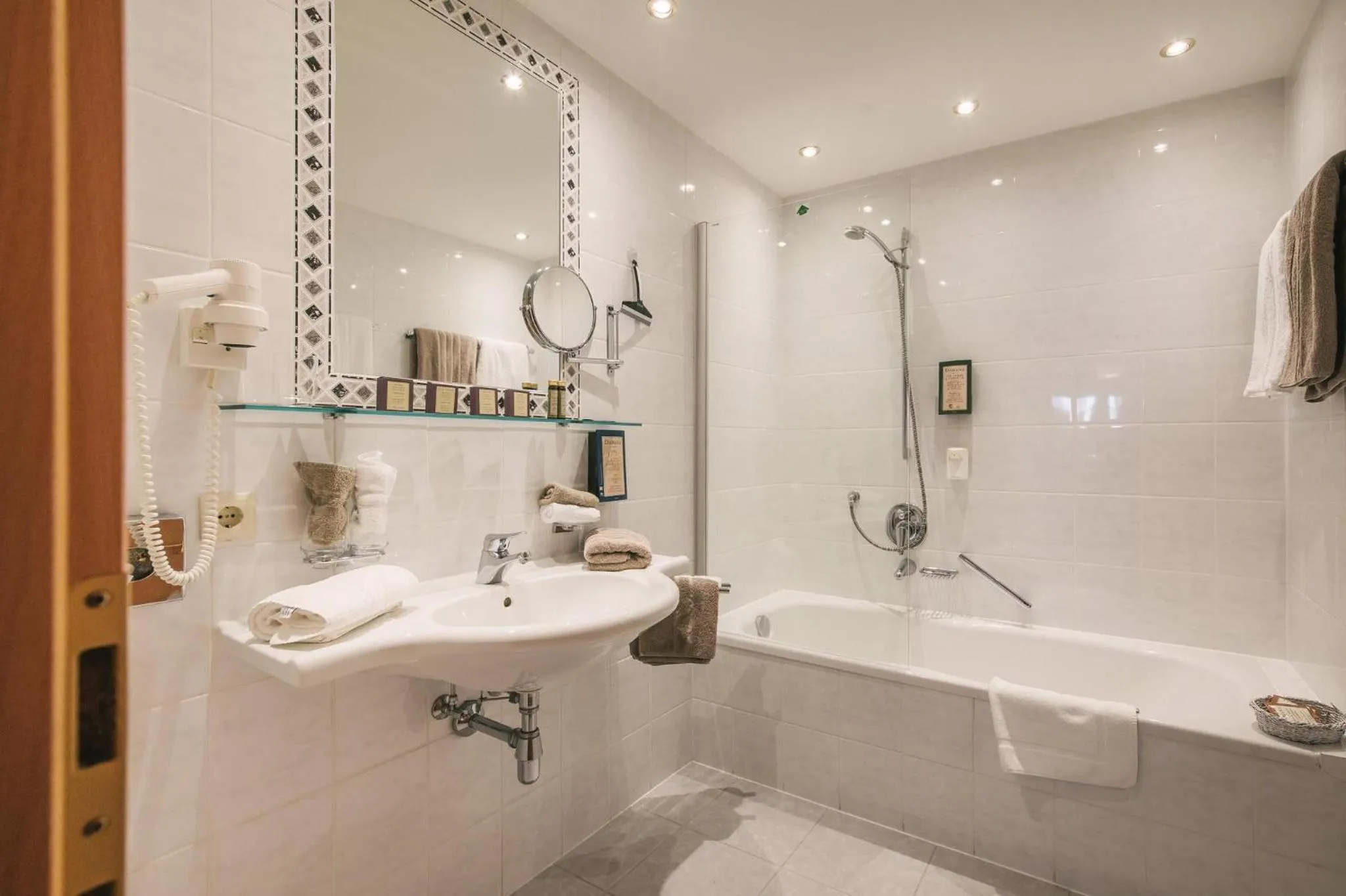 Shower in Arlen Lodge Hotel-Garni