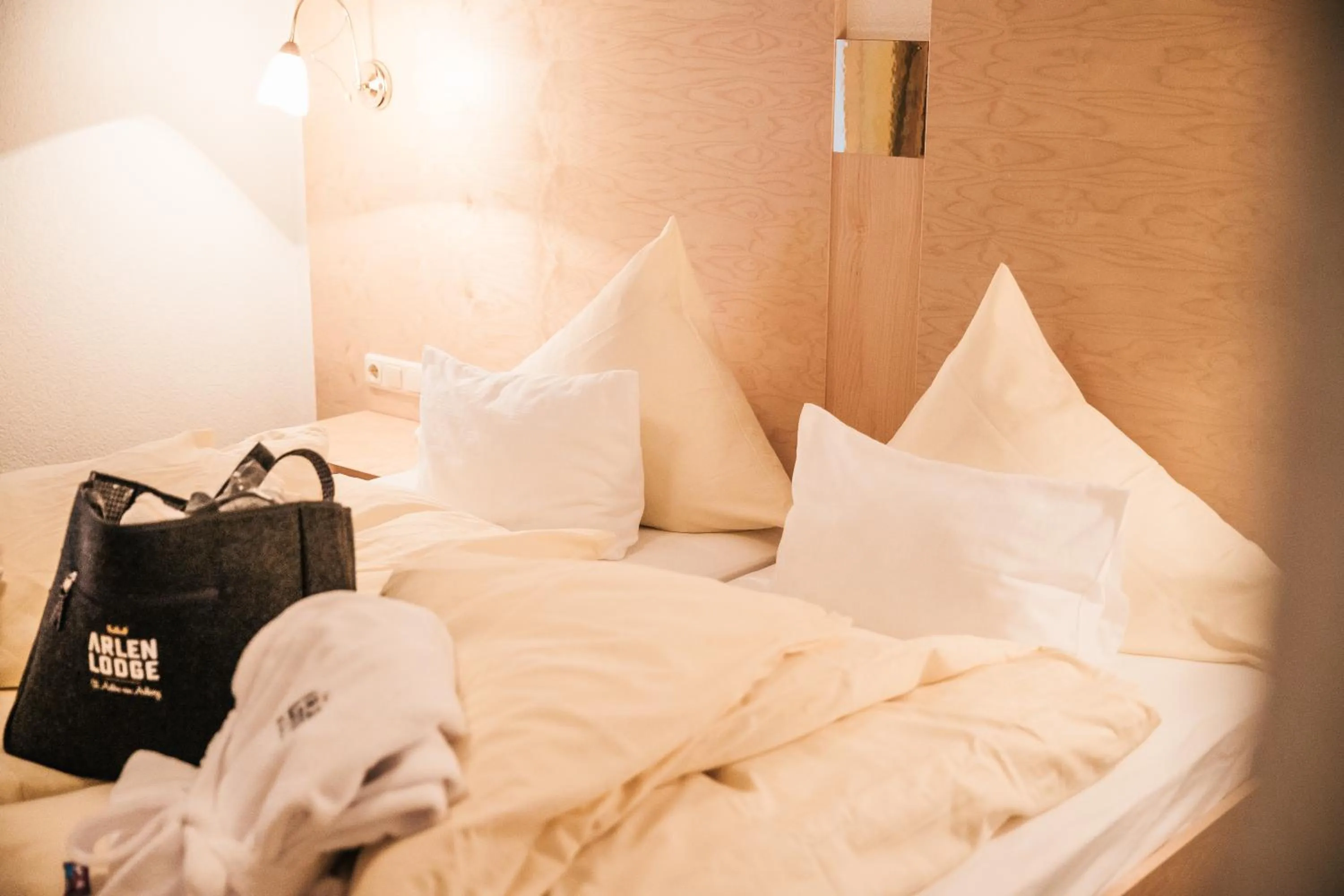 Bed in Arlen Lodge Hotel-Garni