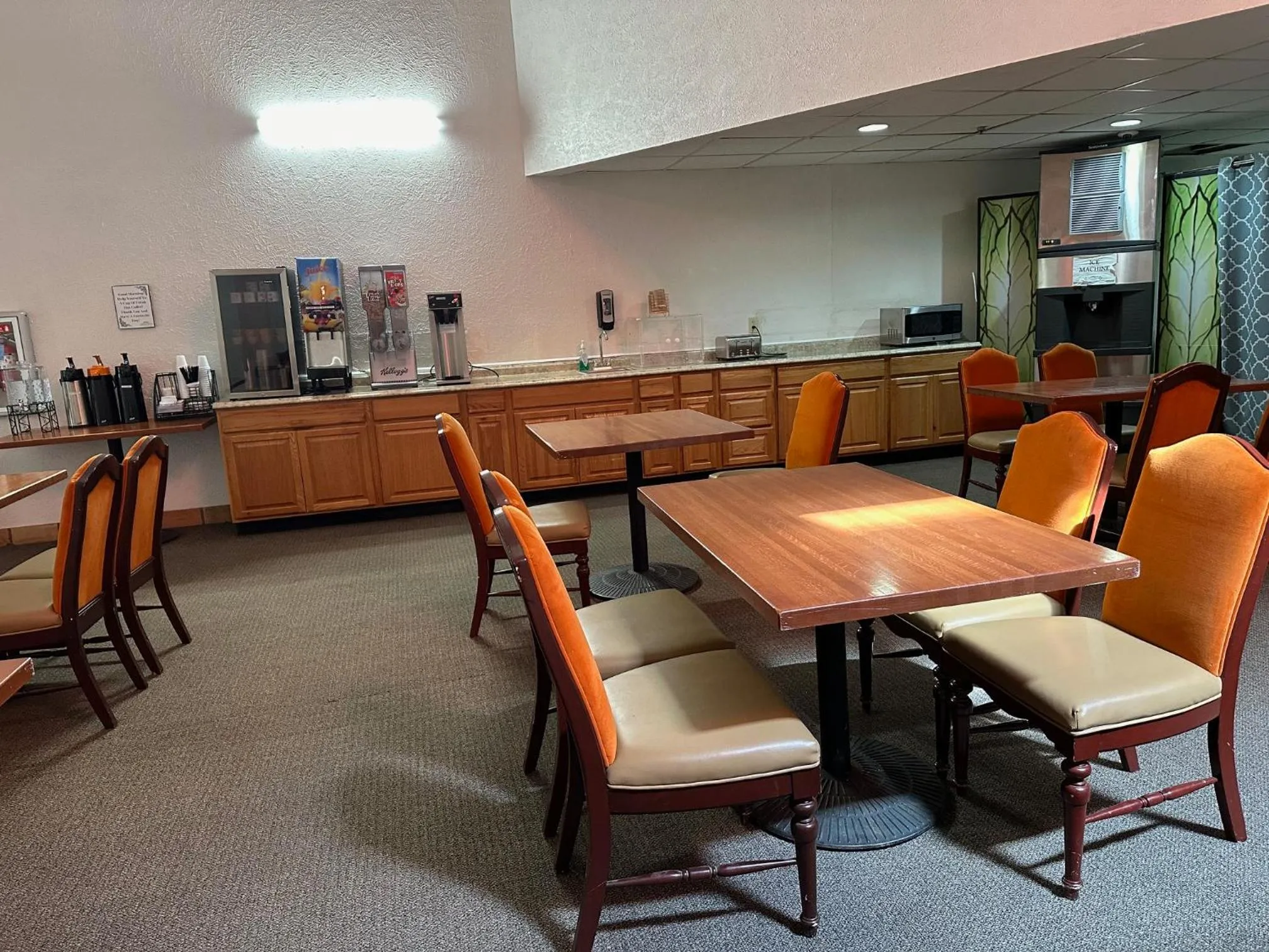 Breakfast in Howard Johnson by Wyndham Gallup