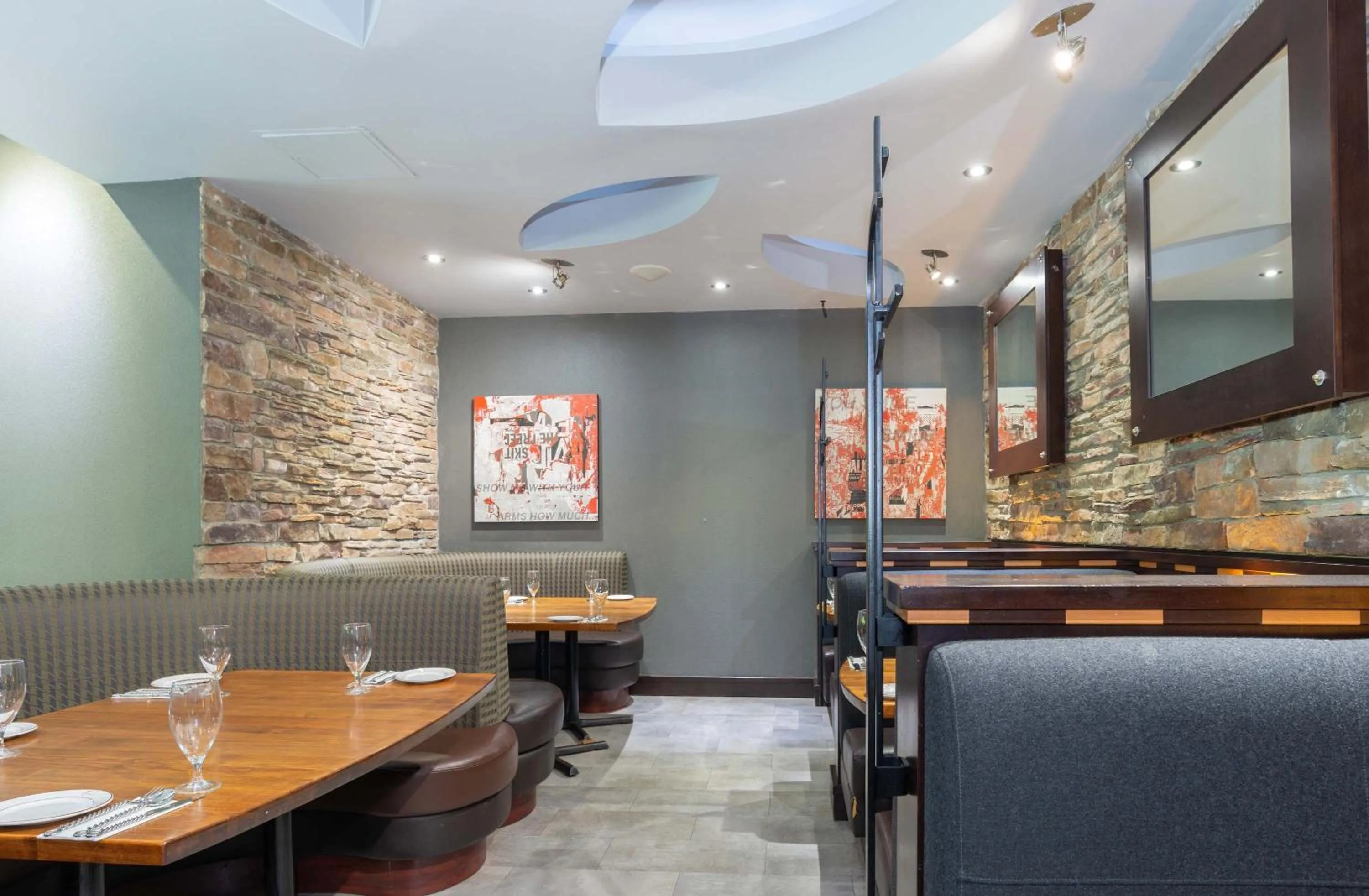 Restaurant/places to eat in Sandman Suites Surrey - Guildford