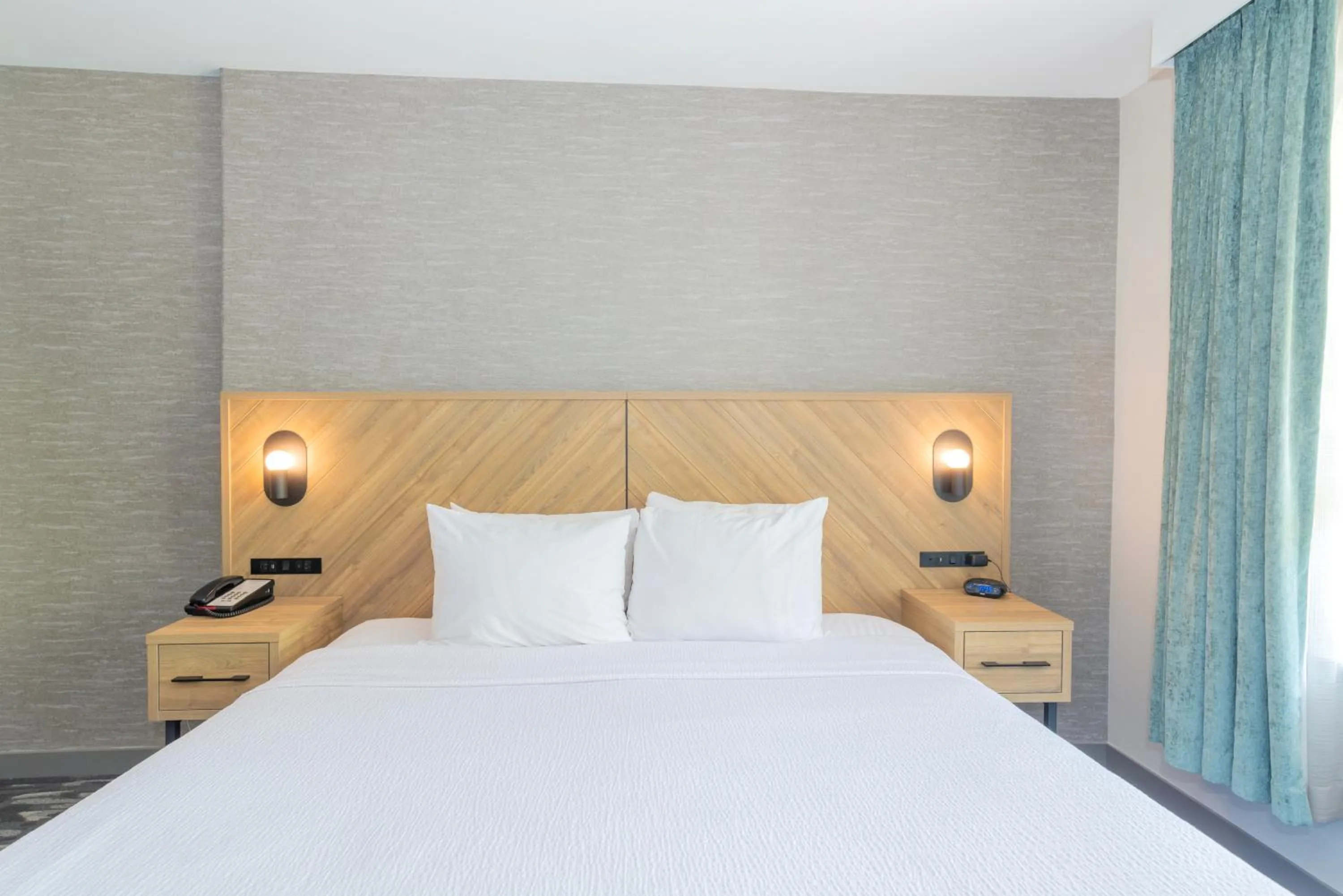 Bedroom, Bed in Sandman Suites Surrey - Guildford