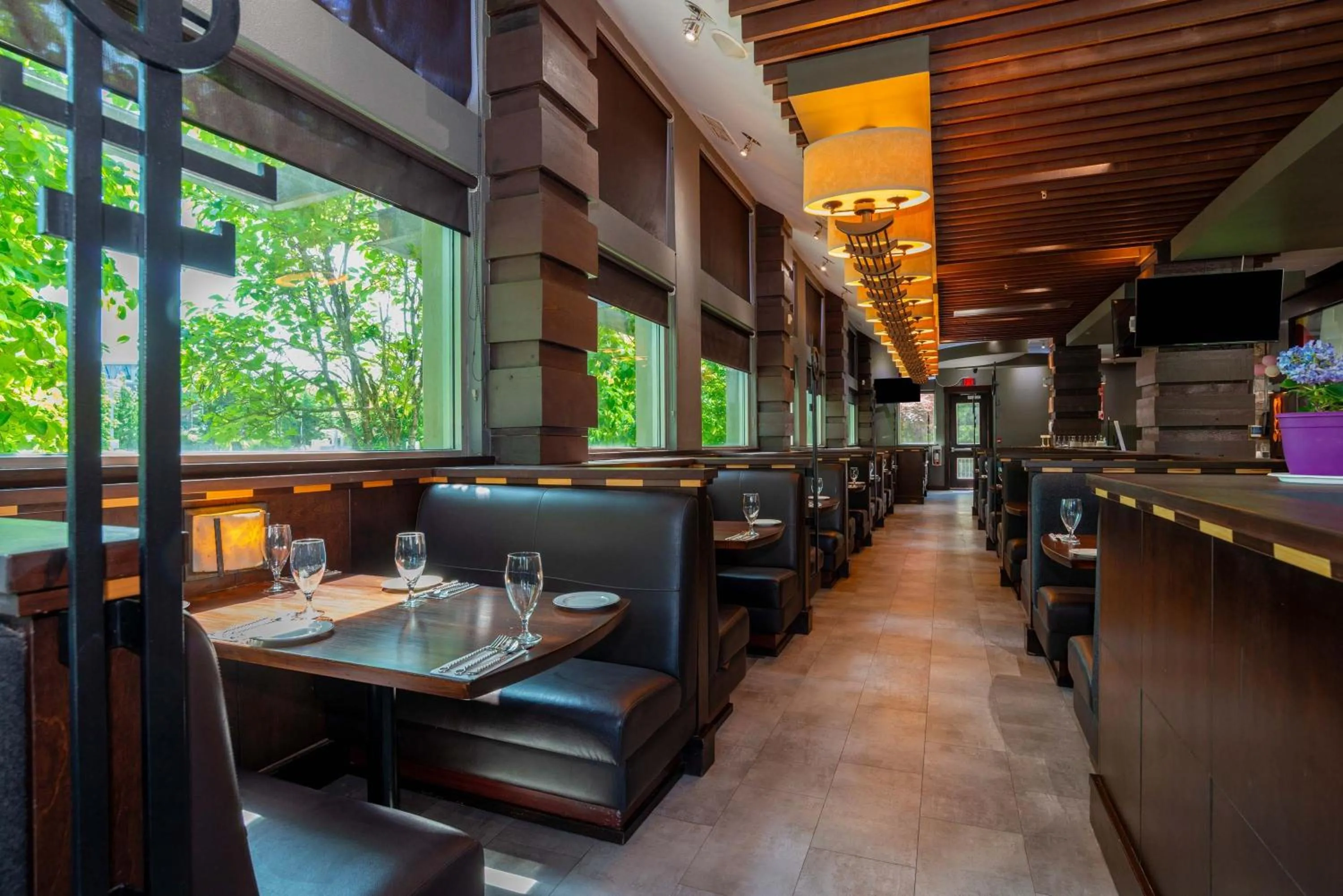 Restaurant/places to eat in Sandman Suites Surrey - Guildford