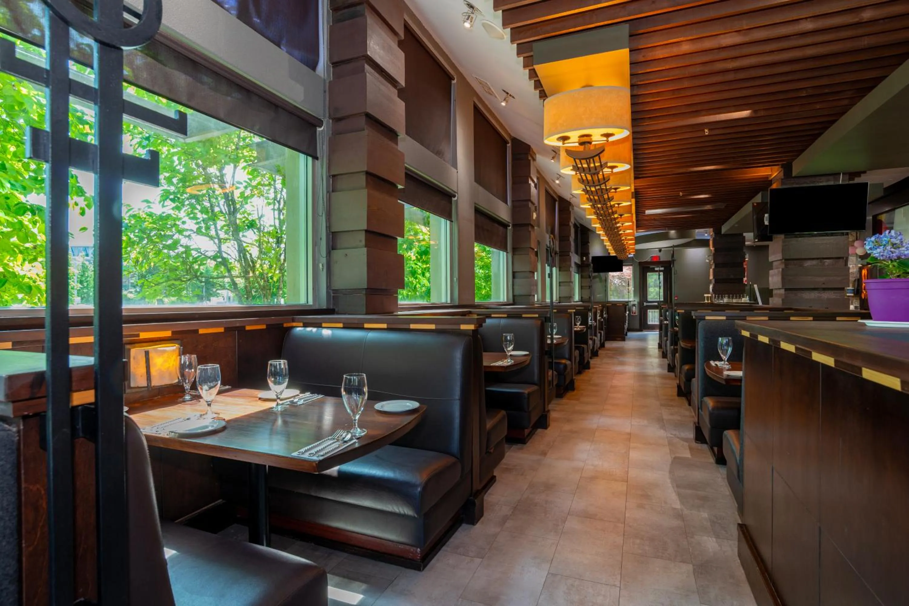 Restaurant/places to eat in Sandman Suites Surrey - Guildford