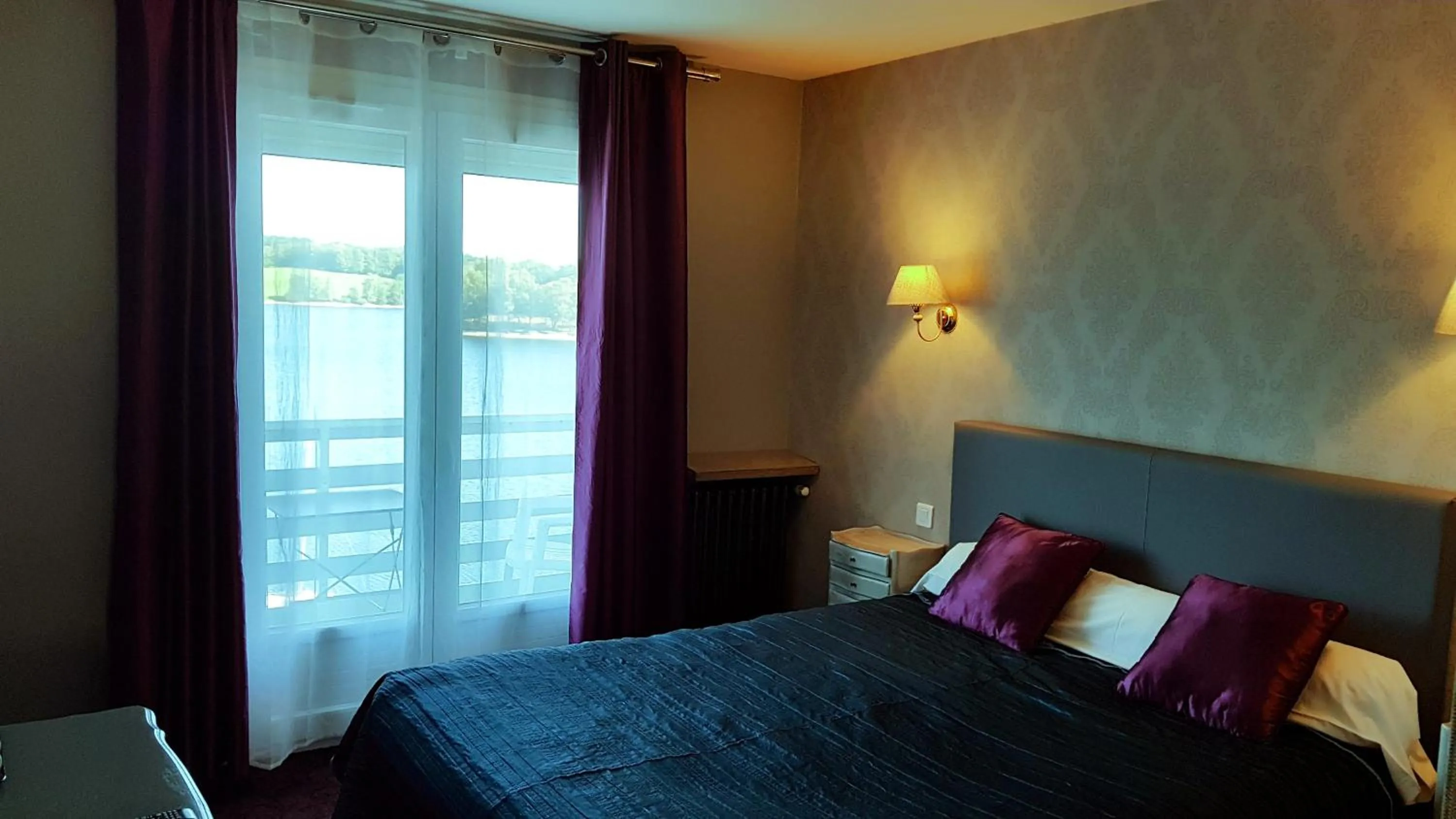 Bed in Hotel Restaurant La Caravelle