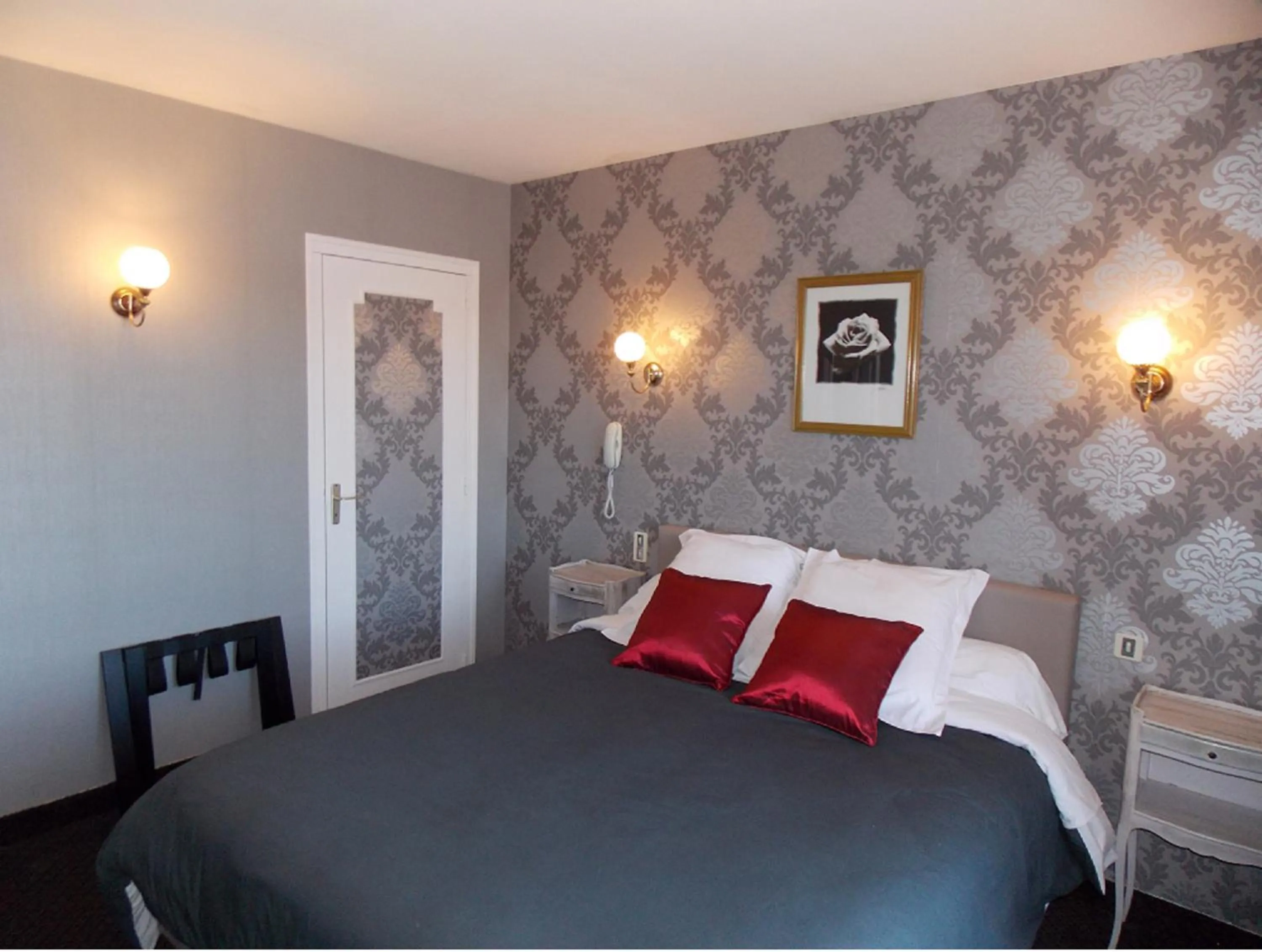 Bed in Hotel Restaurant La Caravelle