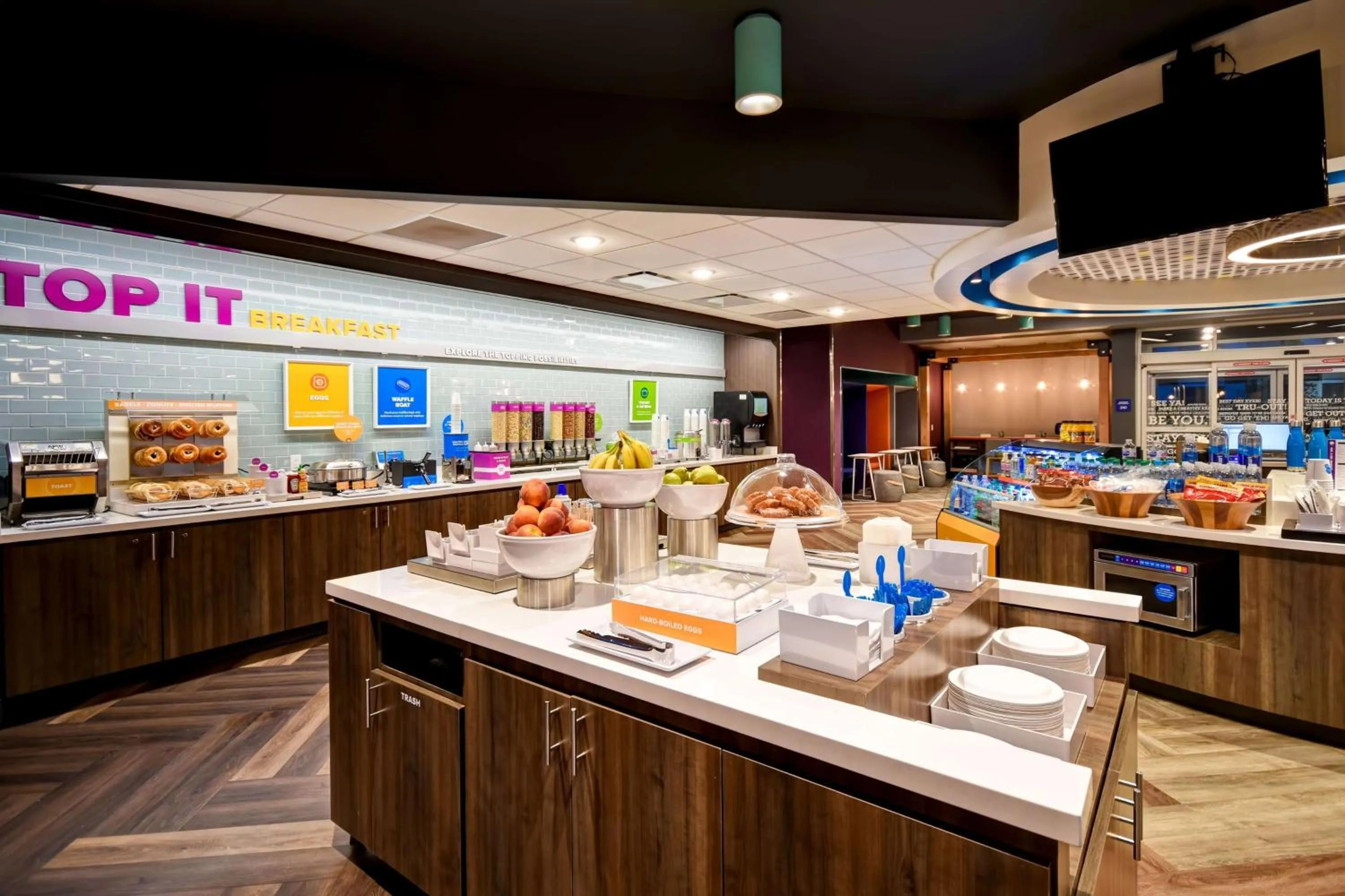 Dining area in Tru By Hilton Salt Lake City Airport