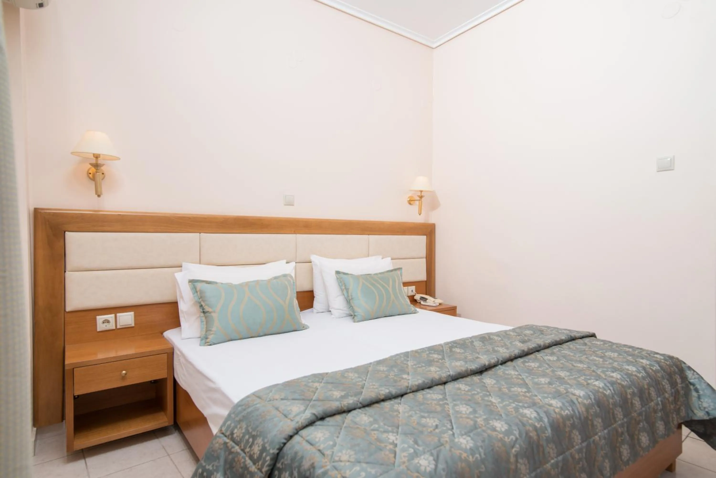 Photo of the whole room, Bed in Regina Mare Hotel