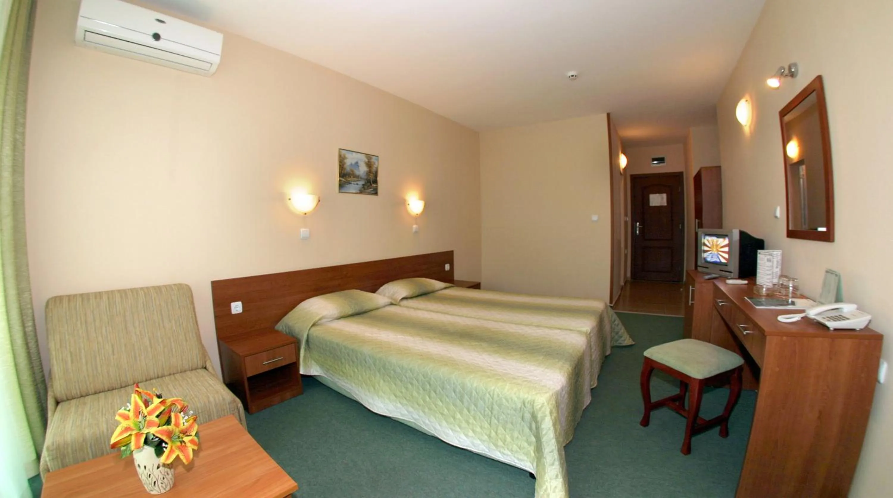 Photo of the whole room, Bed in Hotel L&B- Free parking