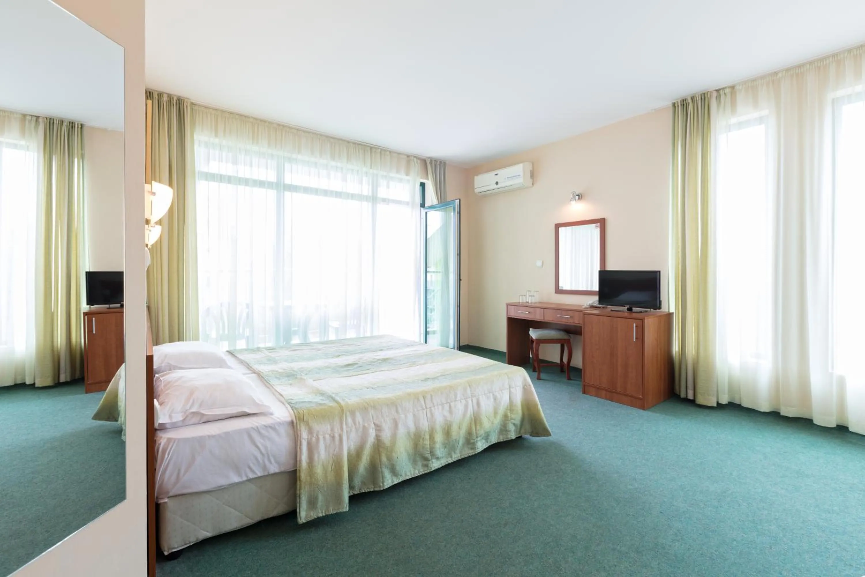 Photo of the whole room, Bed in Hotel L&B- Free parking