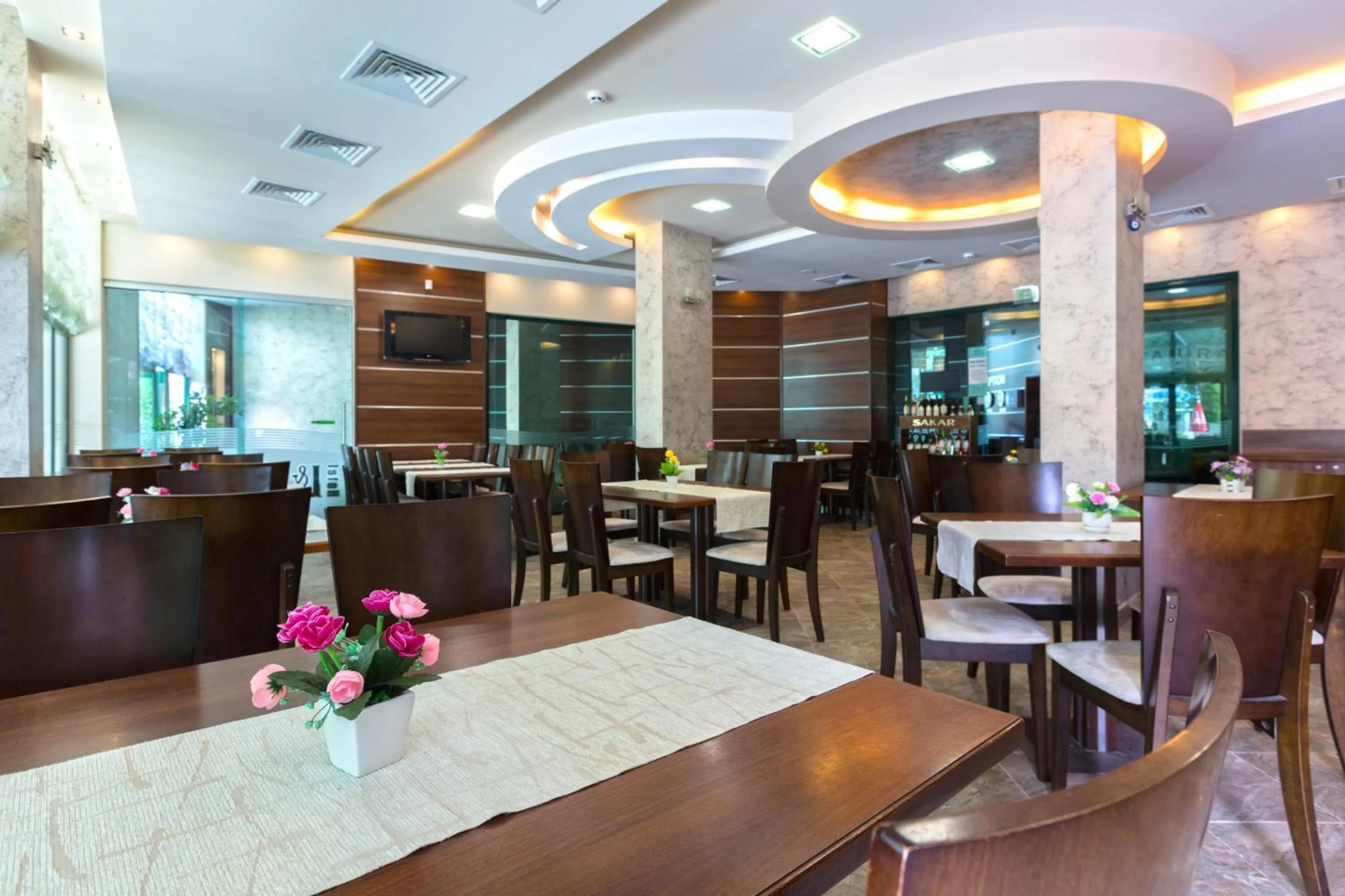 Restaurant/places to eat in Hotel L&B- Free parking