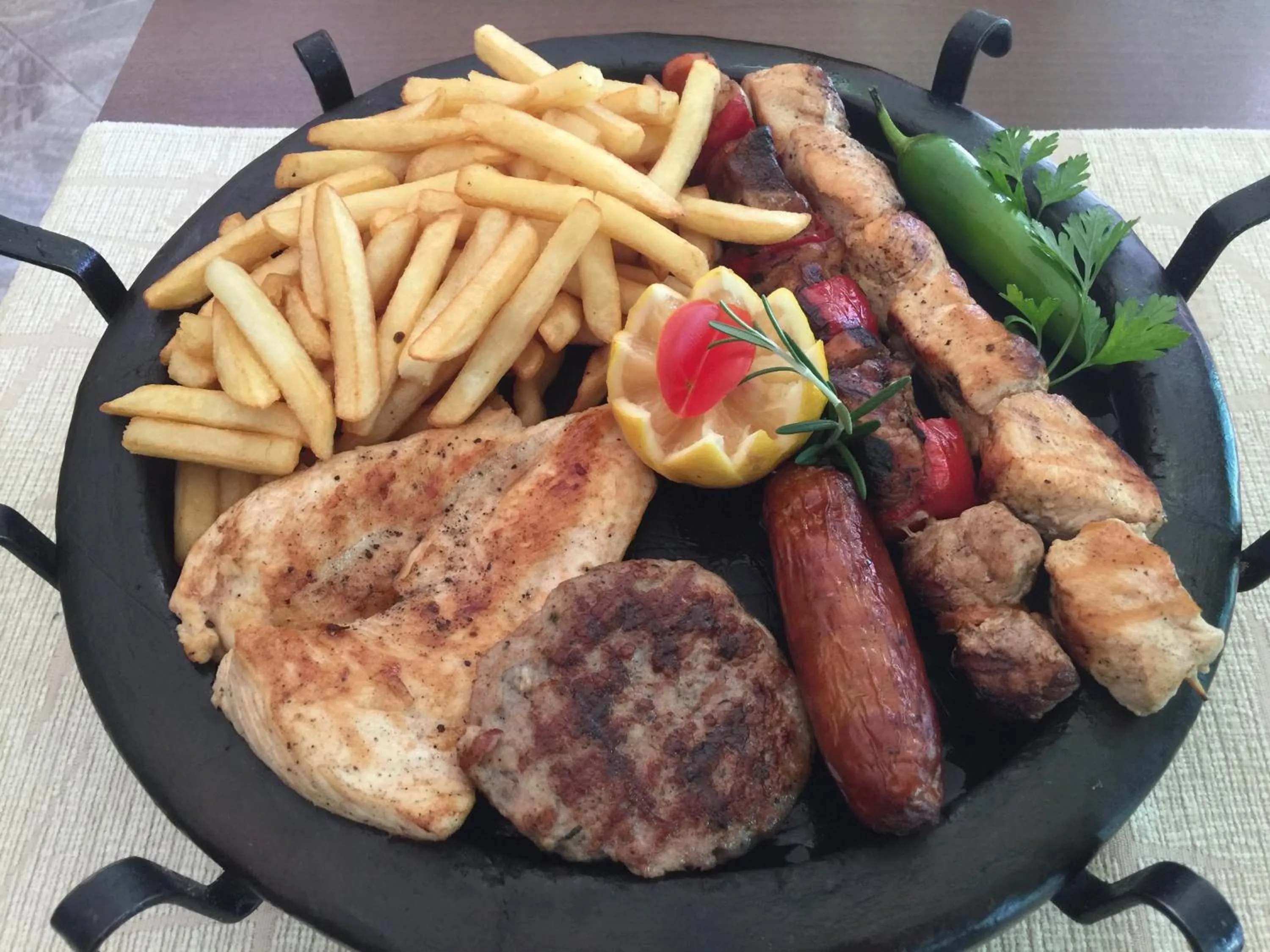 Restaurant/places to eat in Hotel L&B- Free parking