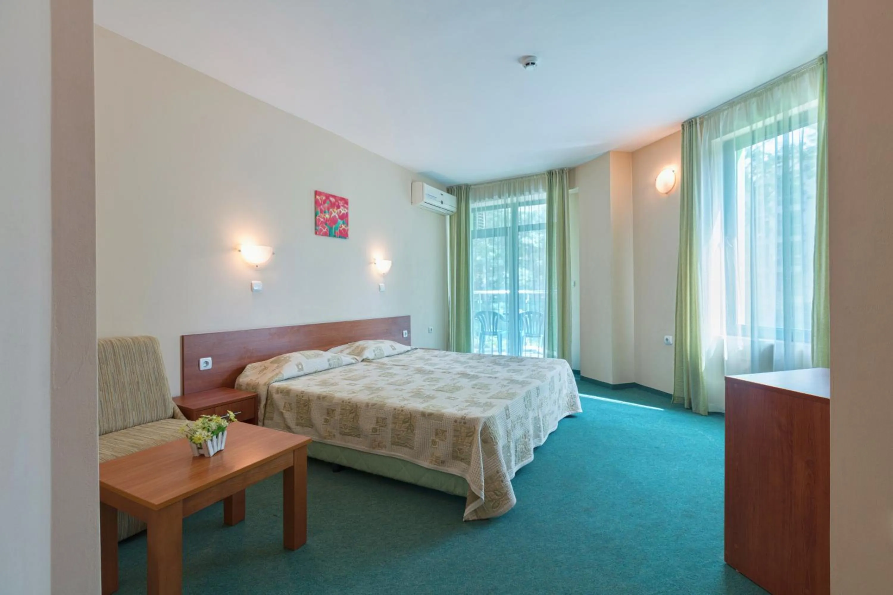 Photo of the whole room, Bed in Hotel L&B- Free parking