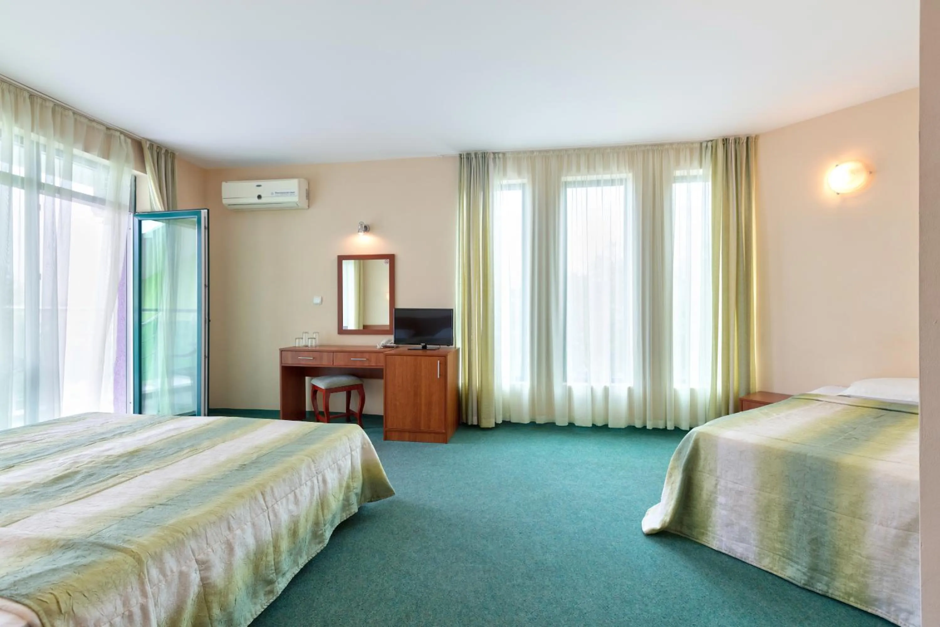 Photo of the whole room, Bed in Hotel L&B- Free parking