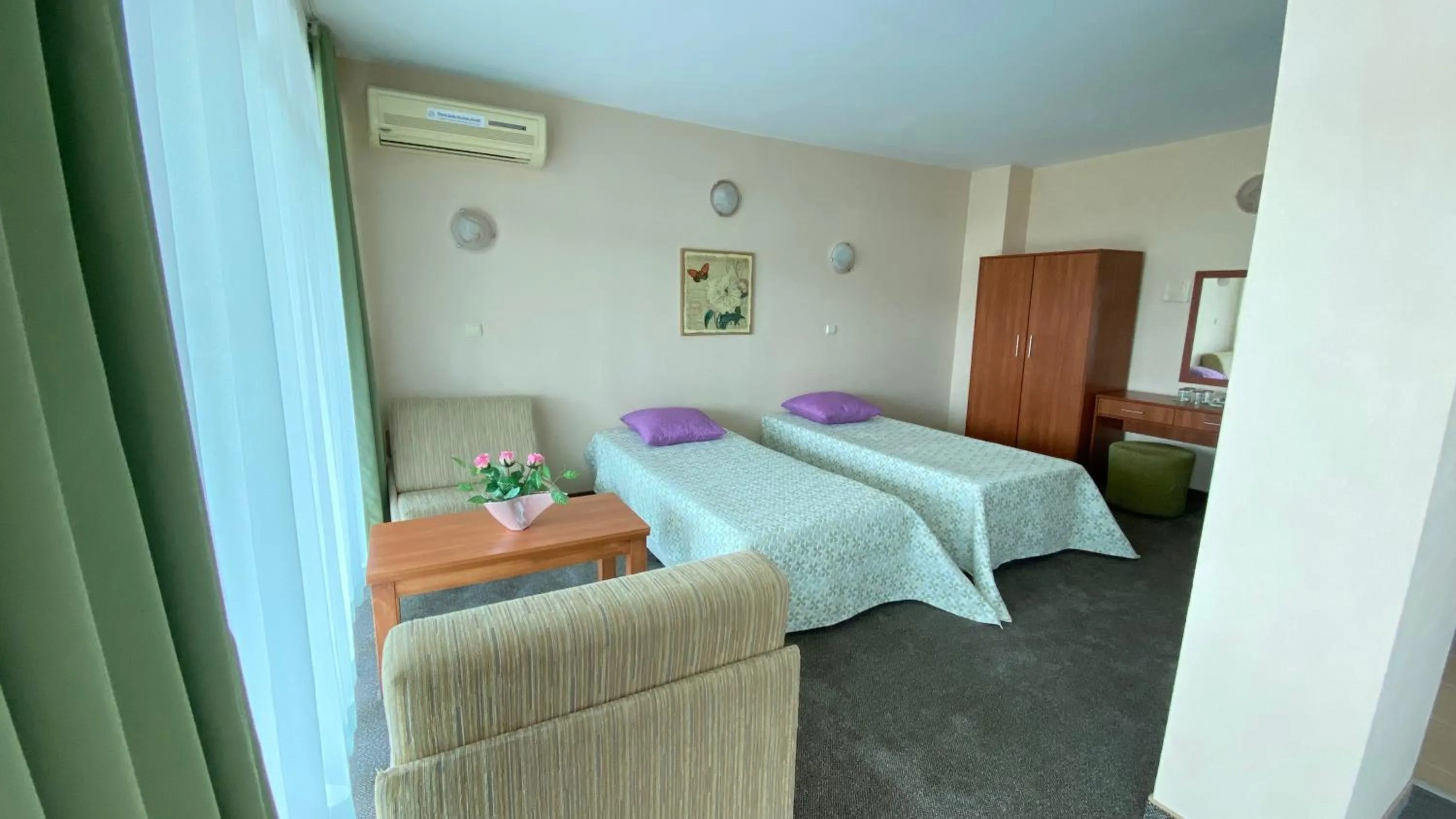 Photo of the whole room, Bed in Hotel L&B- Free parking