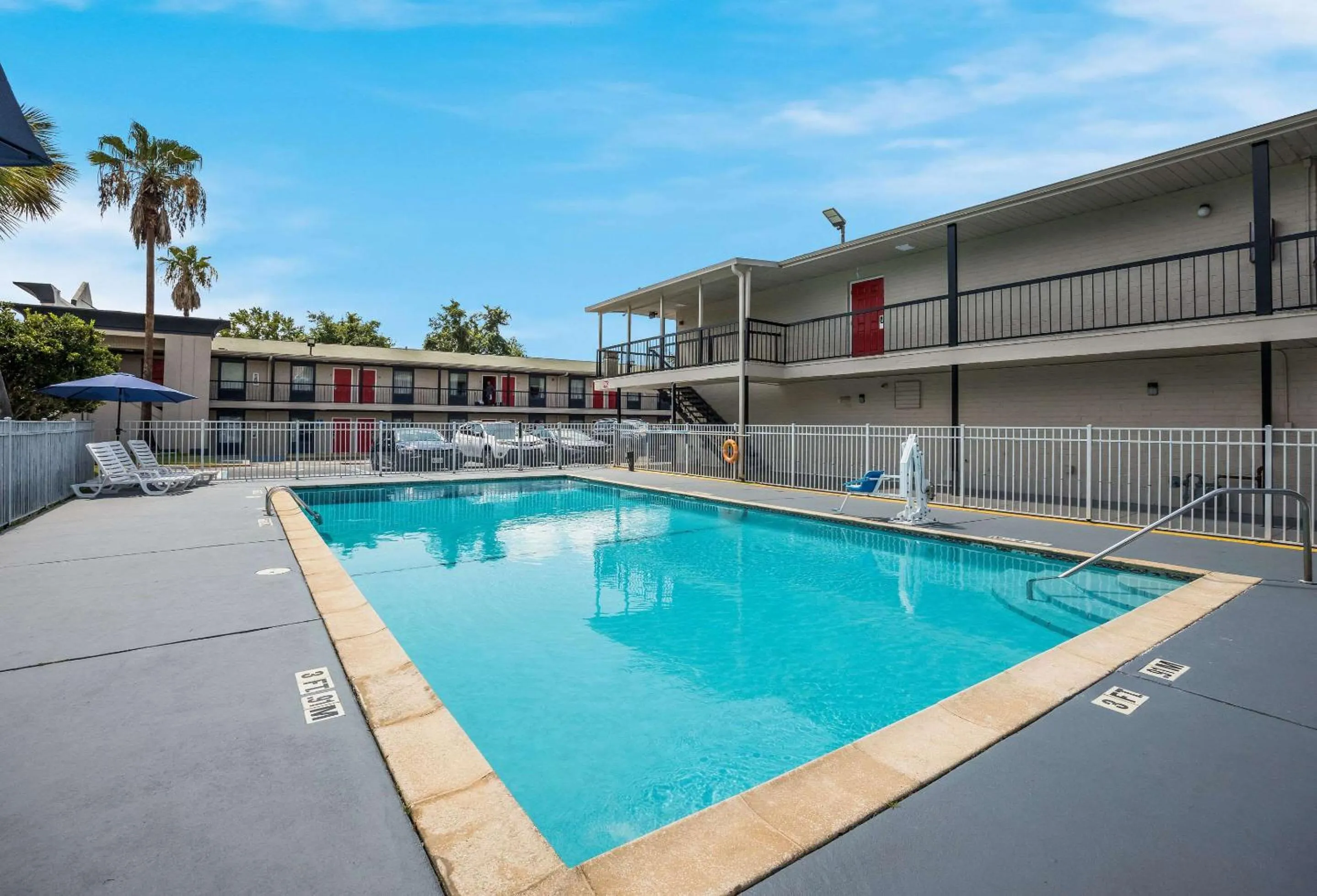 Swimming pool in Quality Inn Tallahassee near University