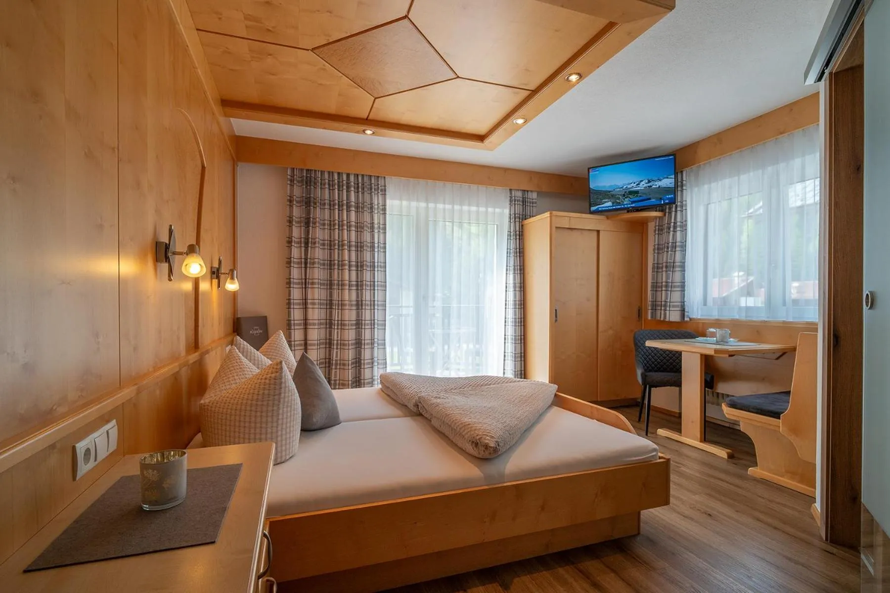 Photo of the whole room, Bed in LEOPOLDINE Apart Zimmer