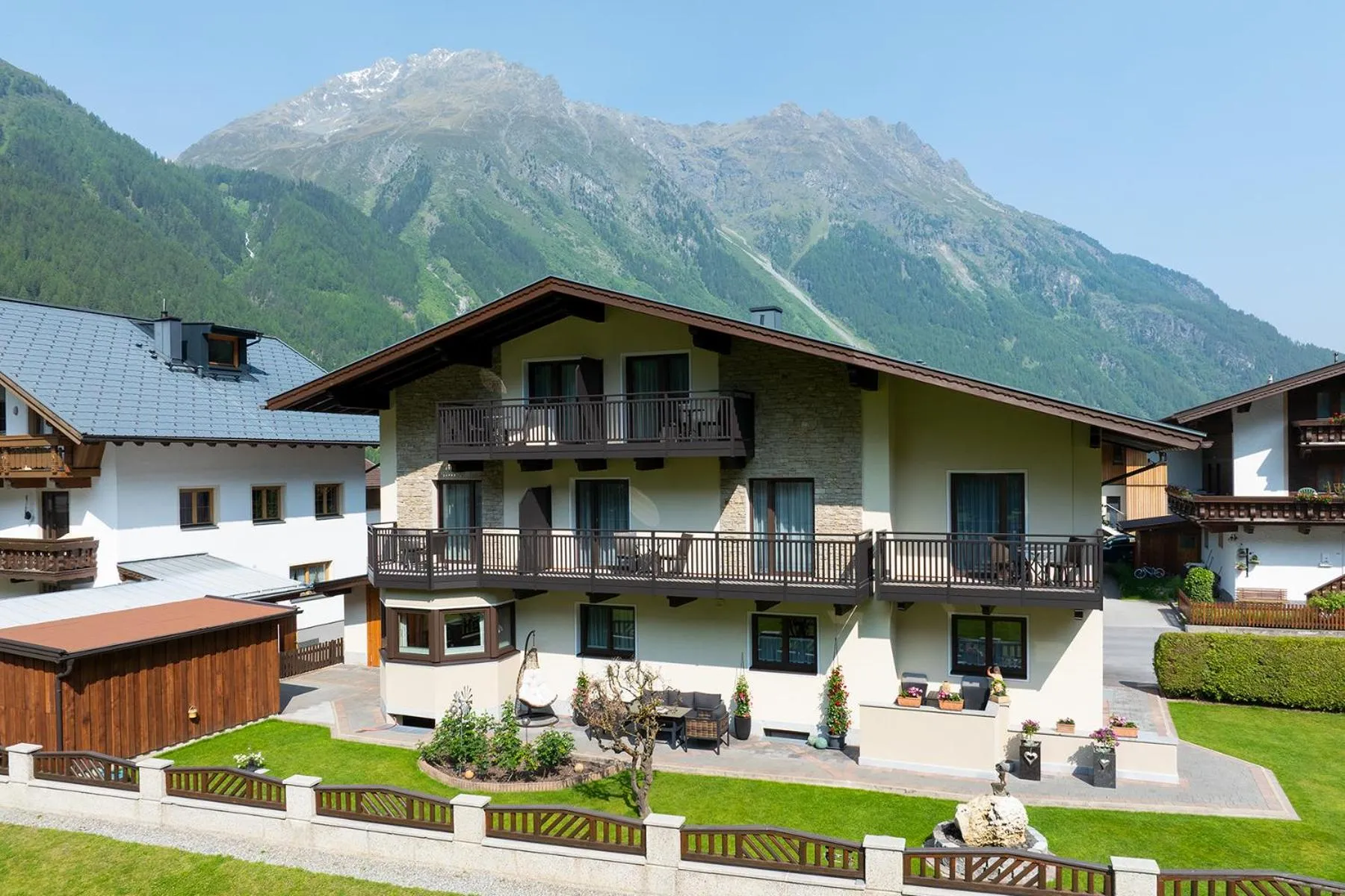 Property building in LEOPOLDINE Apart Zimmer