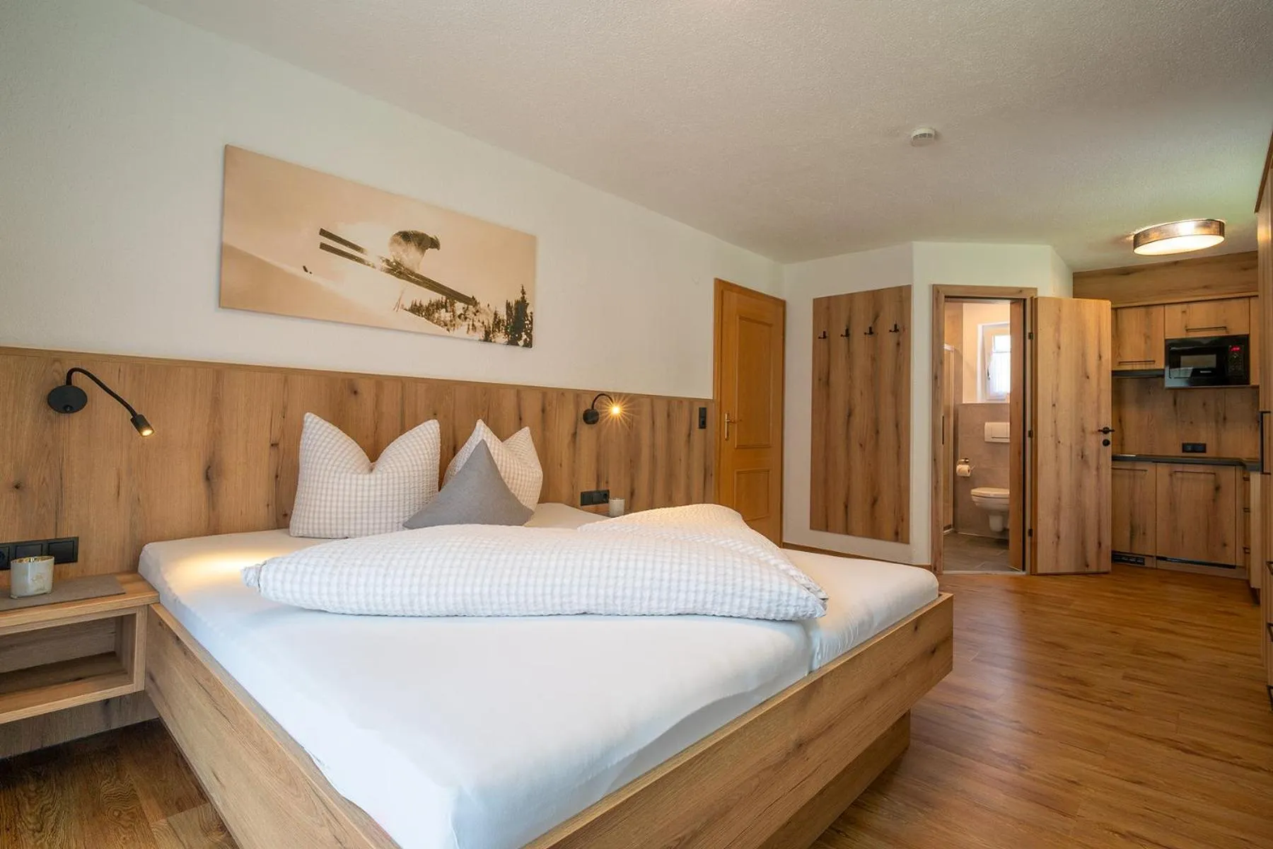 Photo of the whole room, Bed in LEOPOLDINE Apart Zimmer