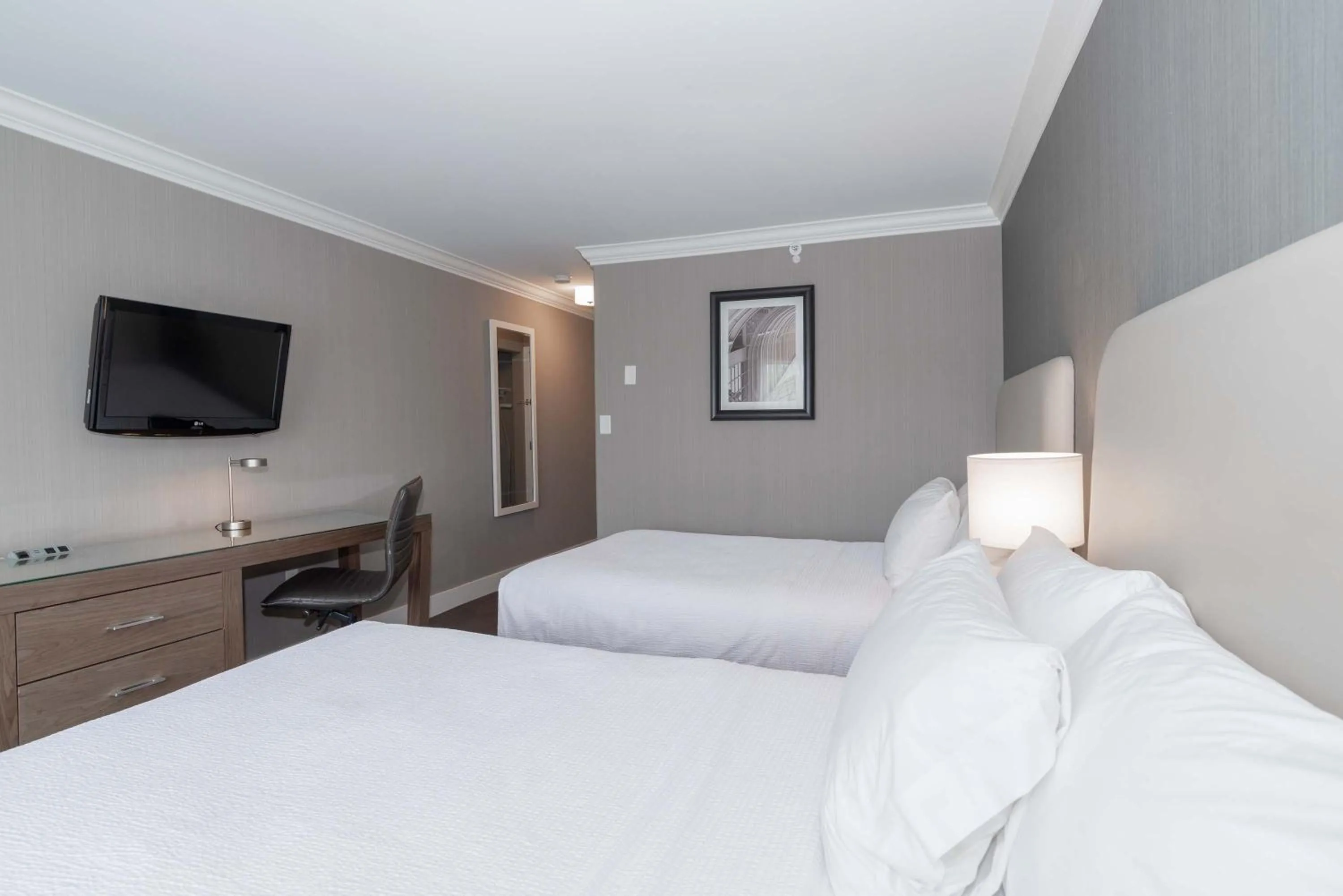 Photo of the whole room, Bed in Sandman Hotel Langley