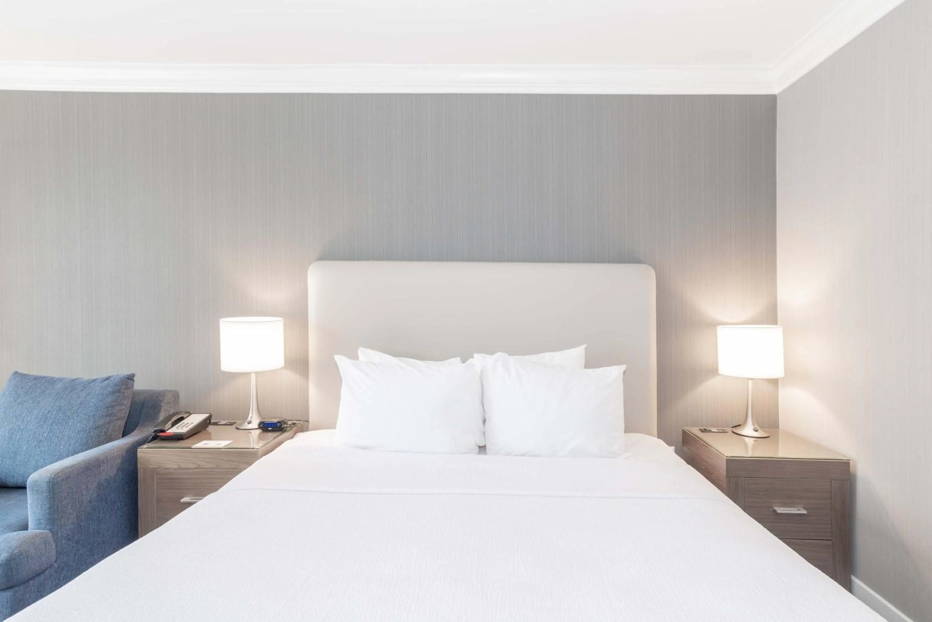 Photo of the whole room, Bed in Sandman Hotel Langley