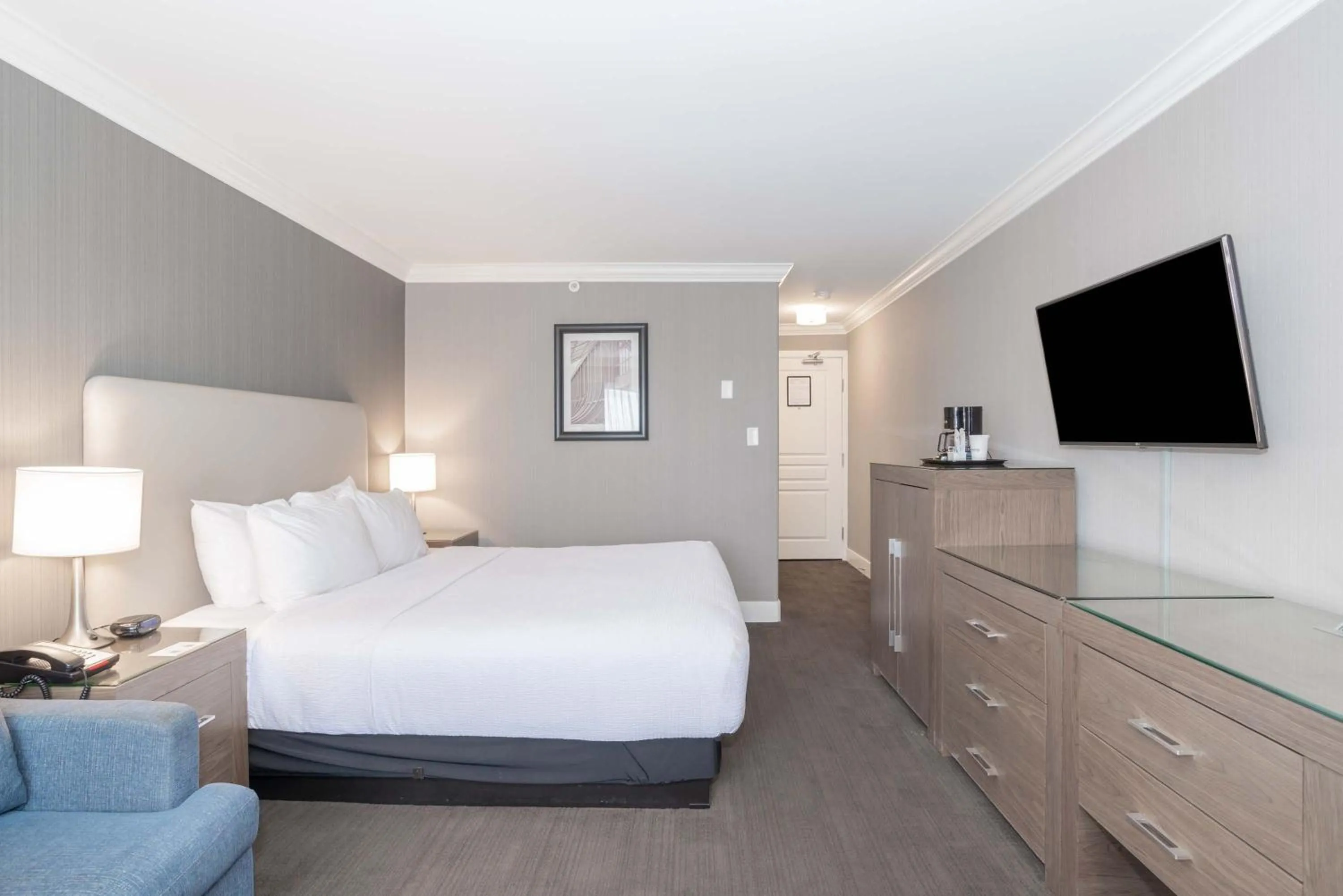 Photo of the whole room, Bed in Sandman Hotel Langley