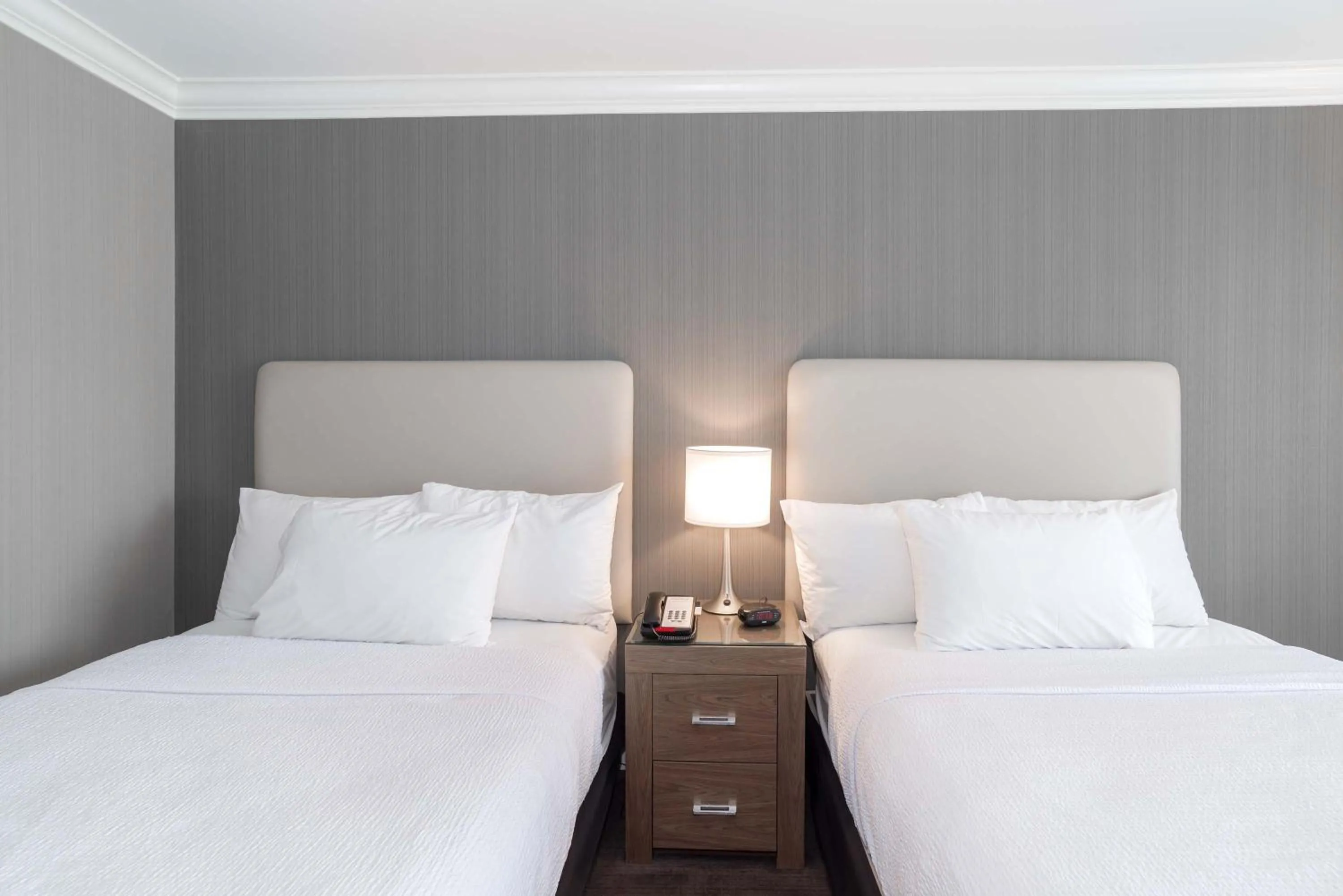 Photo of the whole room, Bed in Sandman Hotel Langley