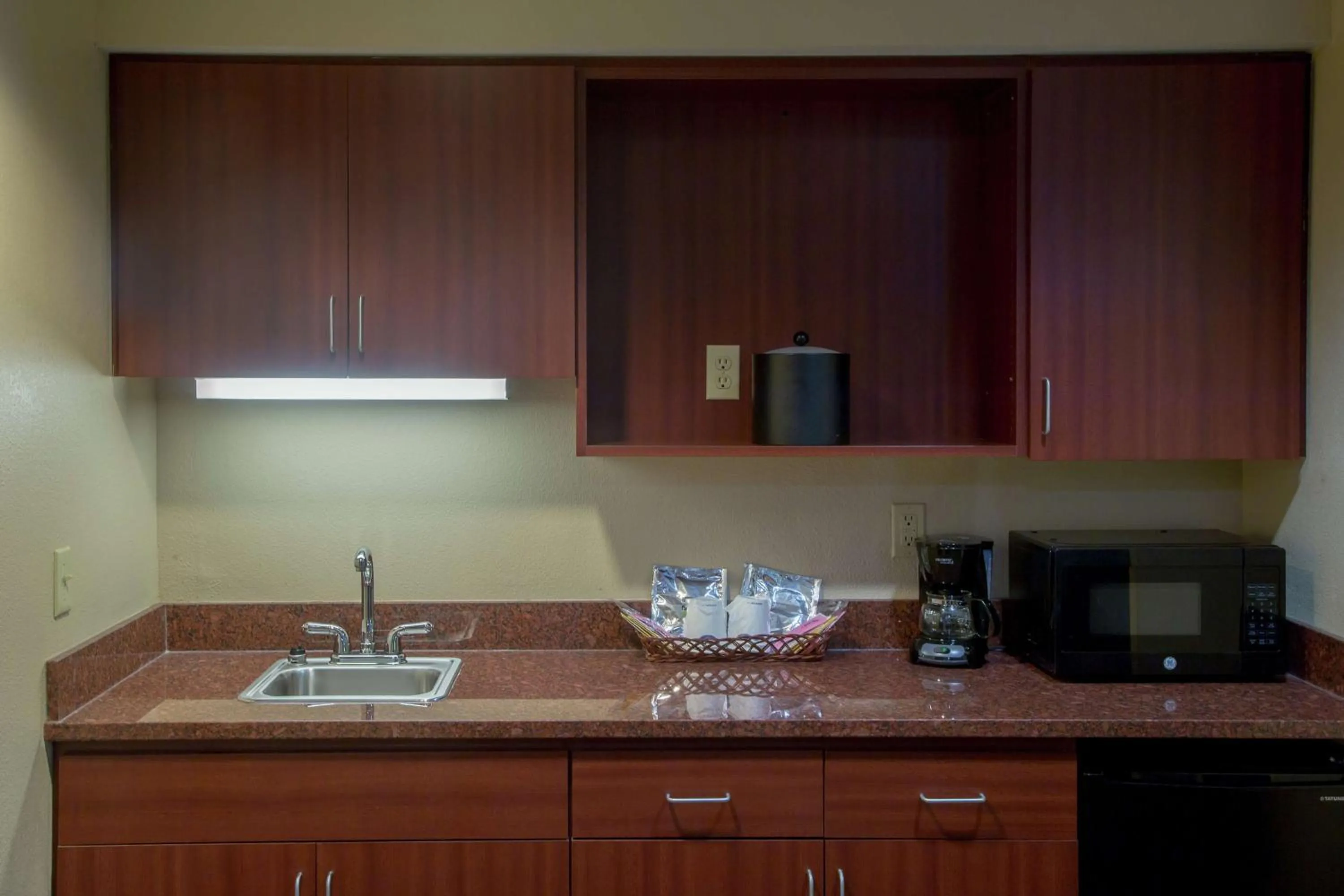 Kitchen or kitchenette in Hampton Inn Oxford-West