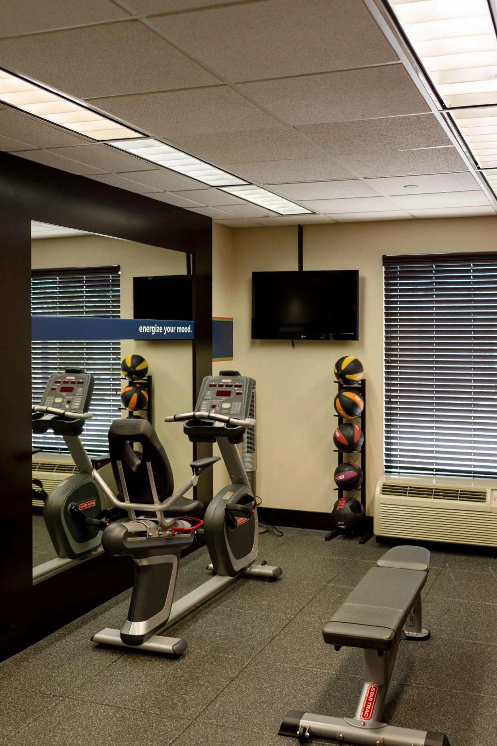 Fitness centre/facilities in Hampton Inn Oxford-West