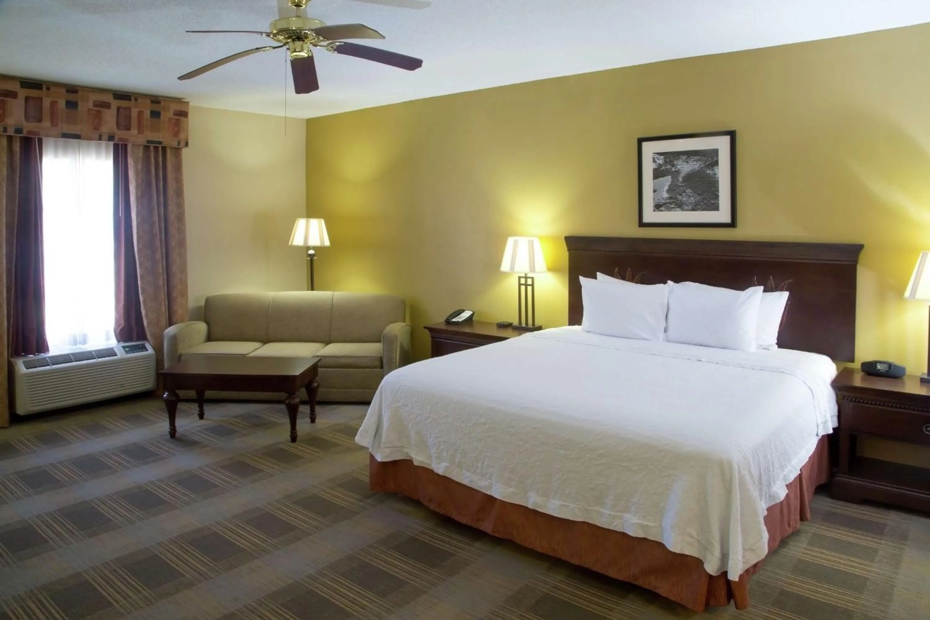 Photo of the whole room, Bed in Hampton Inn Oxford-West