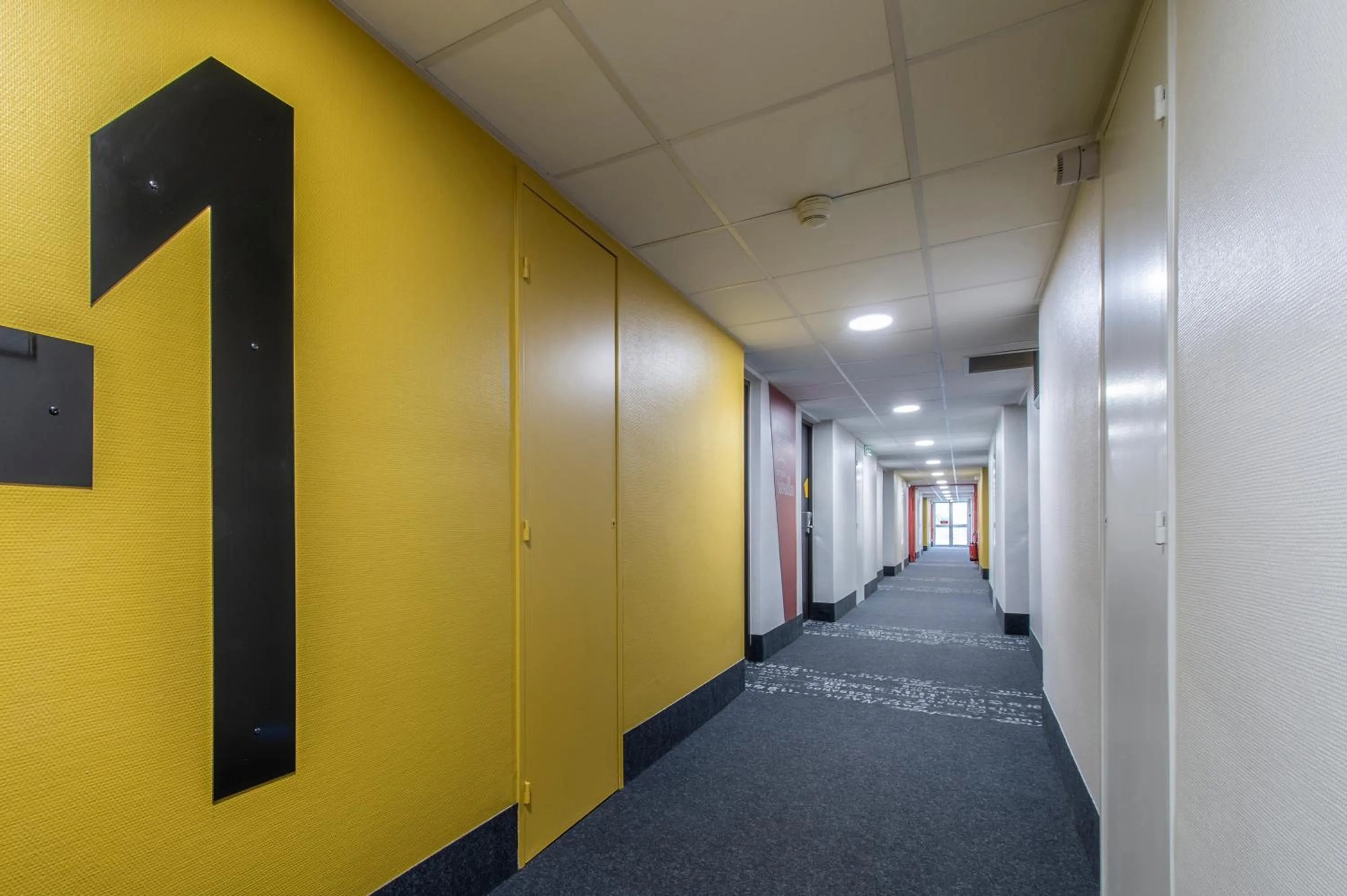 Lobby or reception in B&B HOTEL Orange