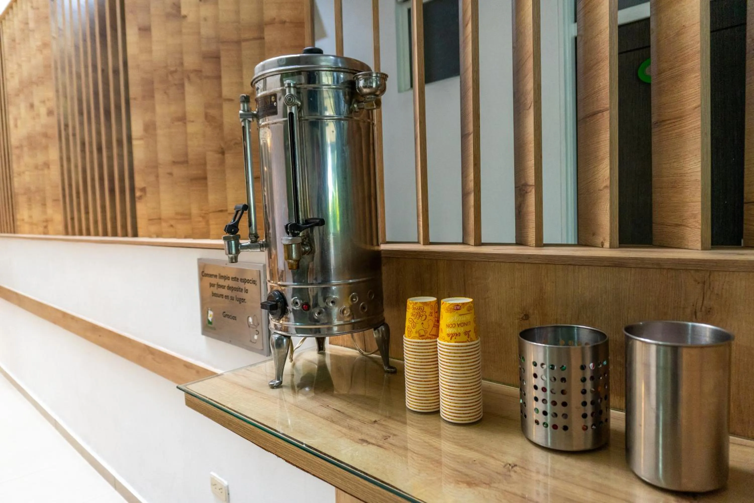 Restaurant/places to eat in Hotel Alcaravan Medellín