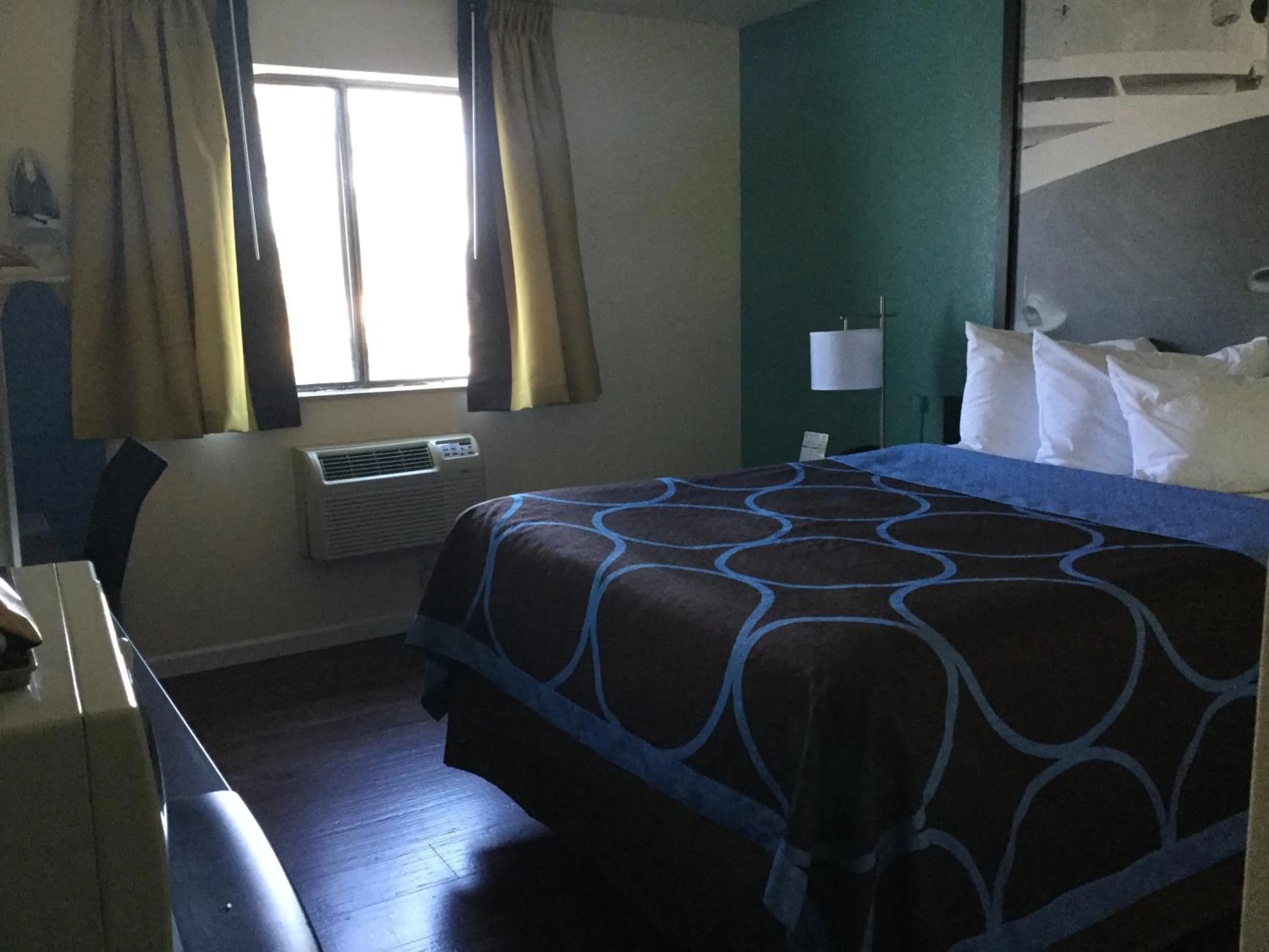 Bedroom, Bed in Super8 by Wyndham NEARBY Clearwater St Petersburg International Airport