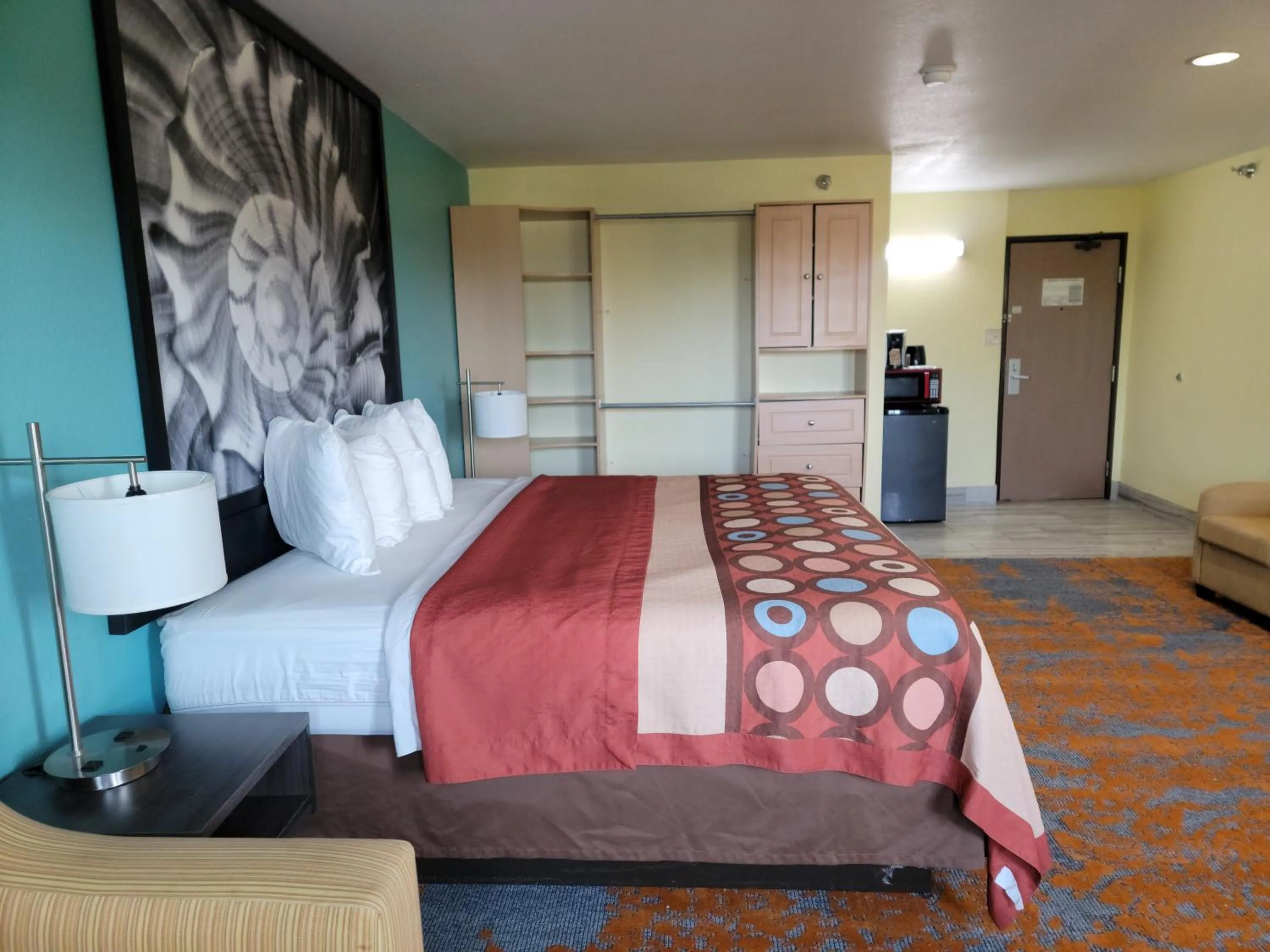 Bed in Super8 by Wyndham NEARBY Clearwater St Petersburg International Airport