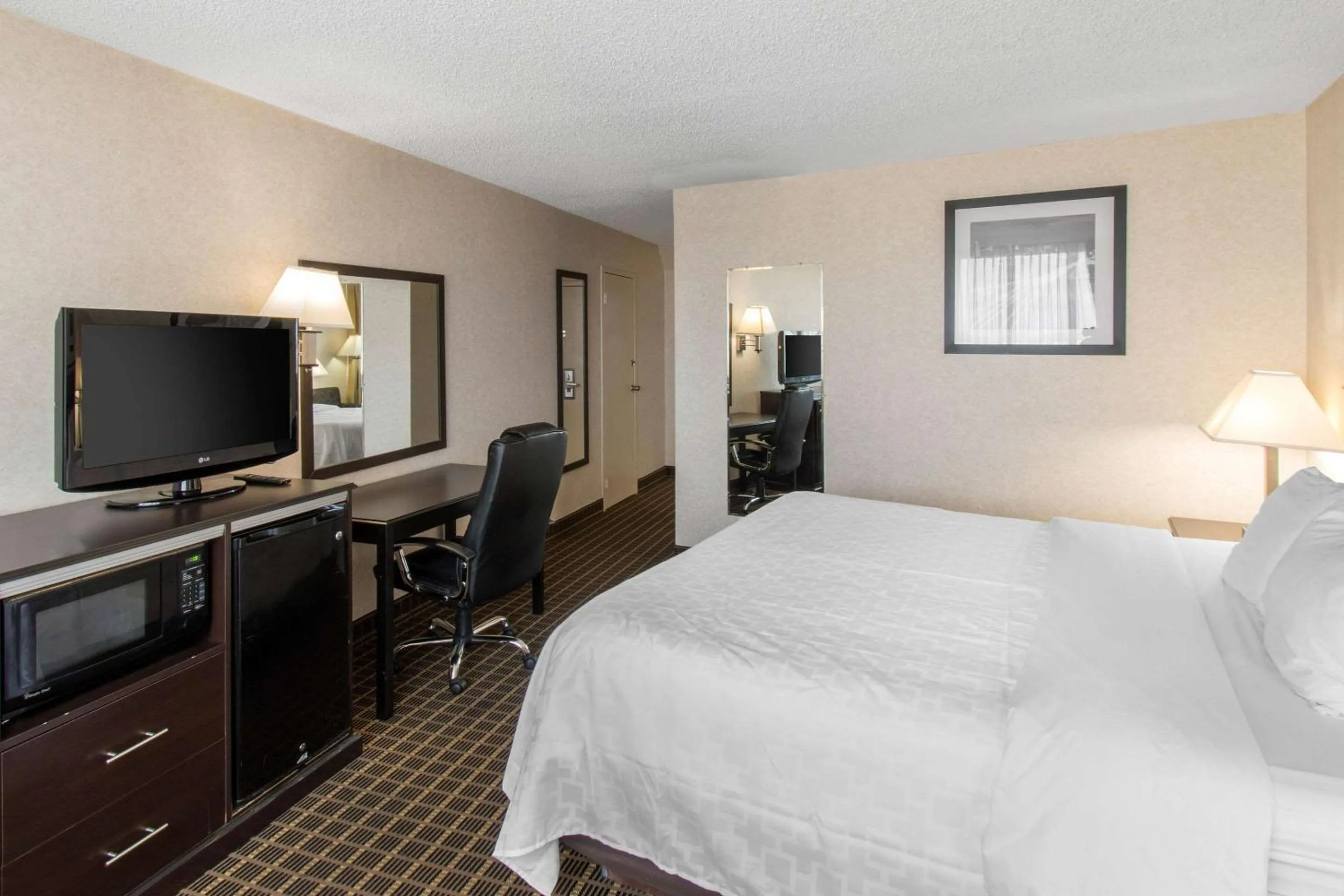 Bedroom, TV/Entertainment Center in Clarion Hotel Denver Central