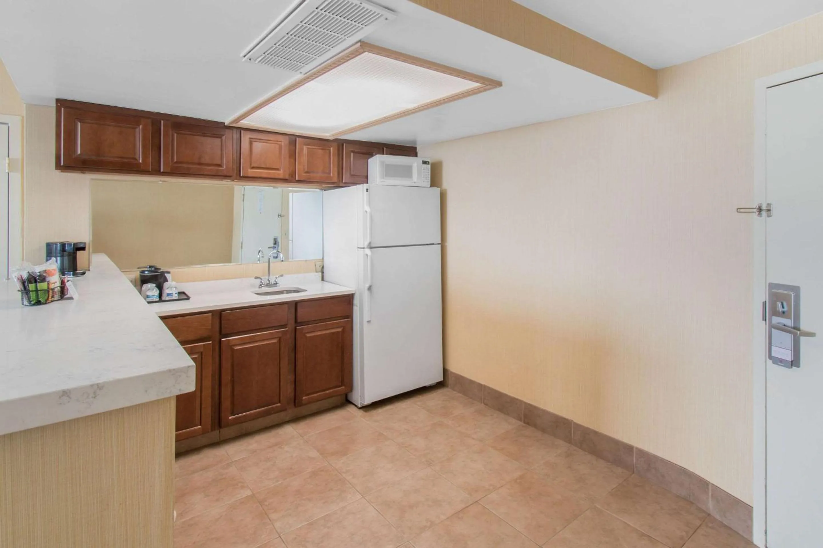Photo of the whole room, Kitchen/Kitchenette in Clarion Hotel Denver Central