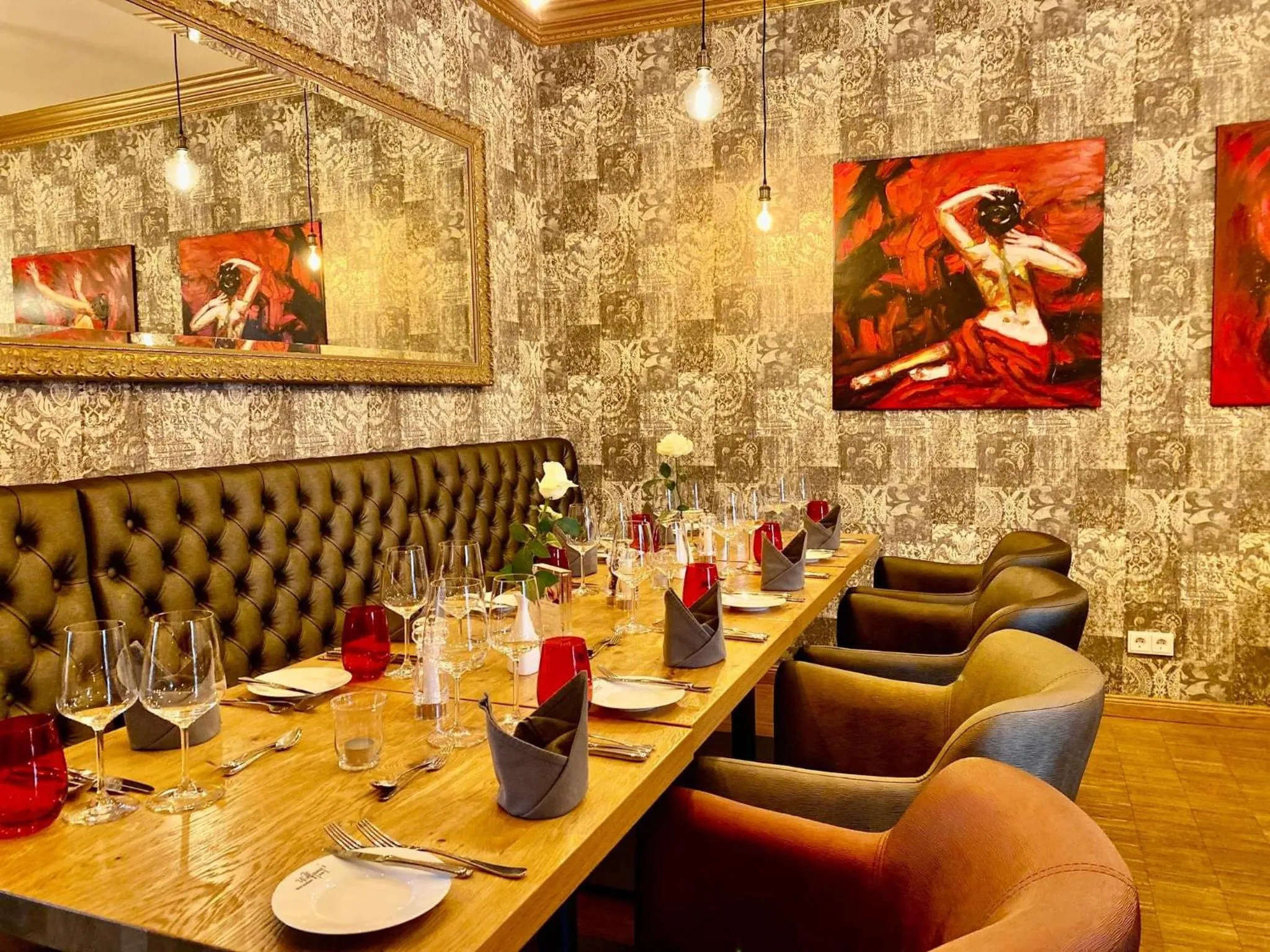 Restaurant/places to eat in MOMENTS Boutique Hotel