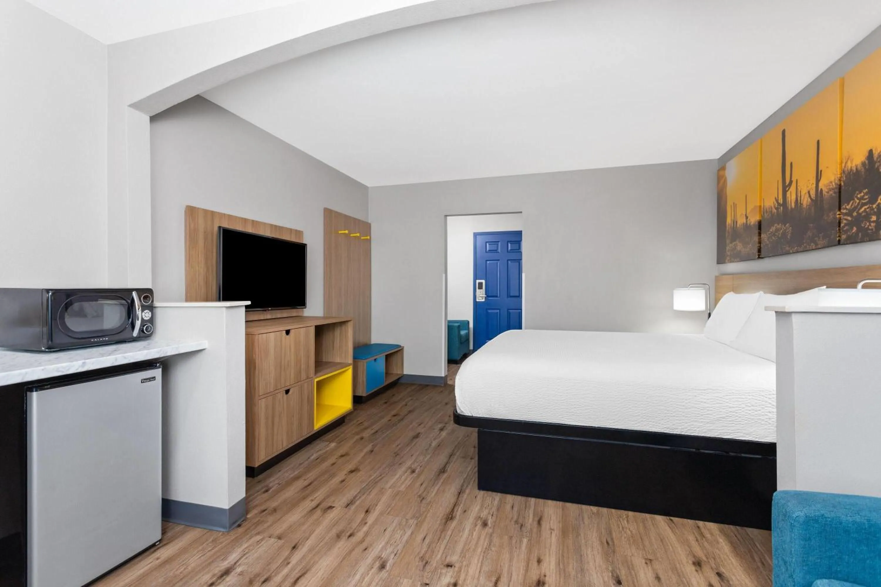 Photo of the whole room, Bed in Days Inn by Wyndham Phoenix West