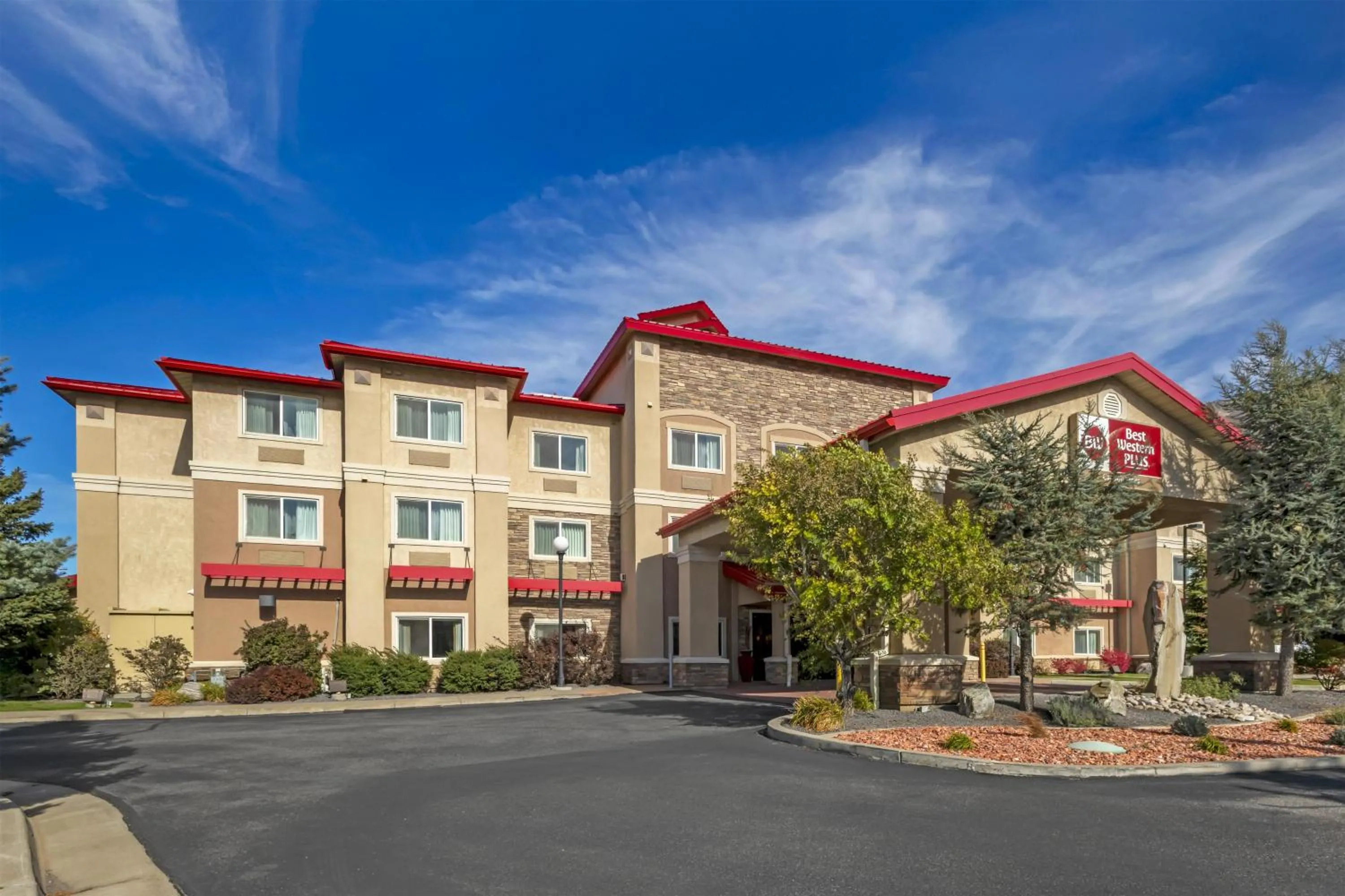 Property building in Best Western Plus Canyon Pines