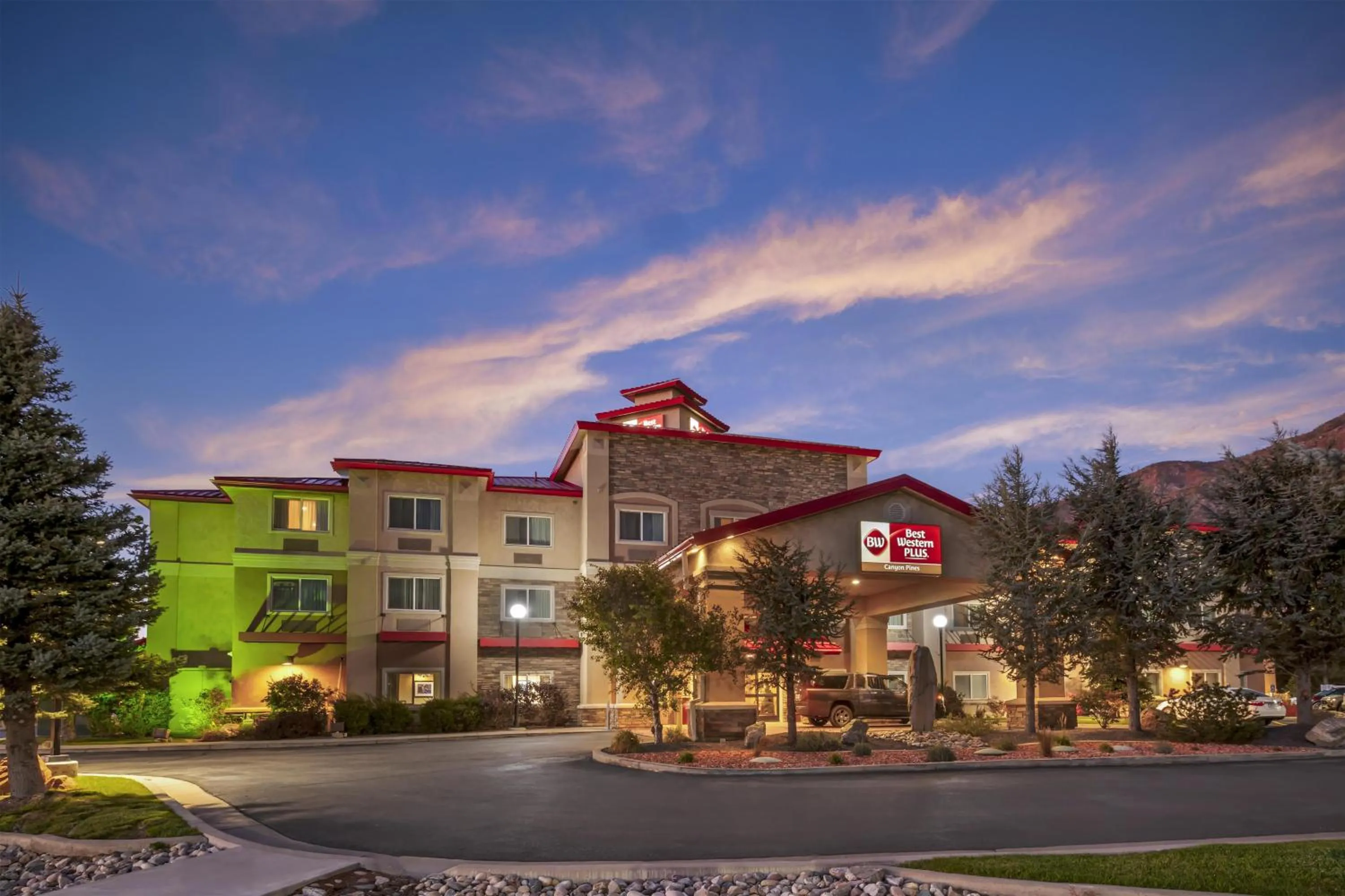 Property building in Best Western Plus Canyon Pines