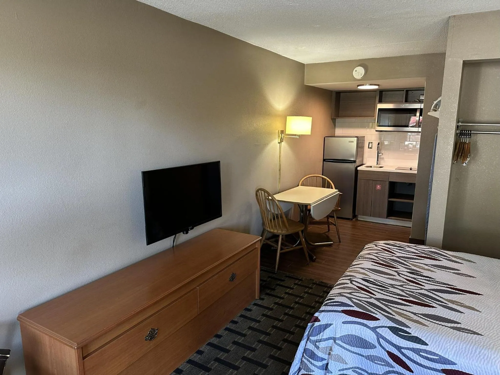 Photo of the whole room, Bed in Red Roof Inn & Suites Marysville