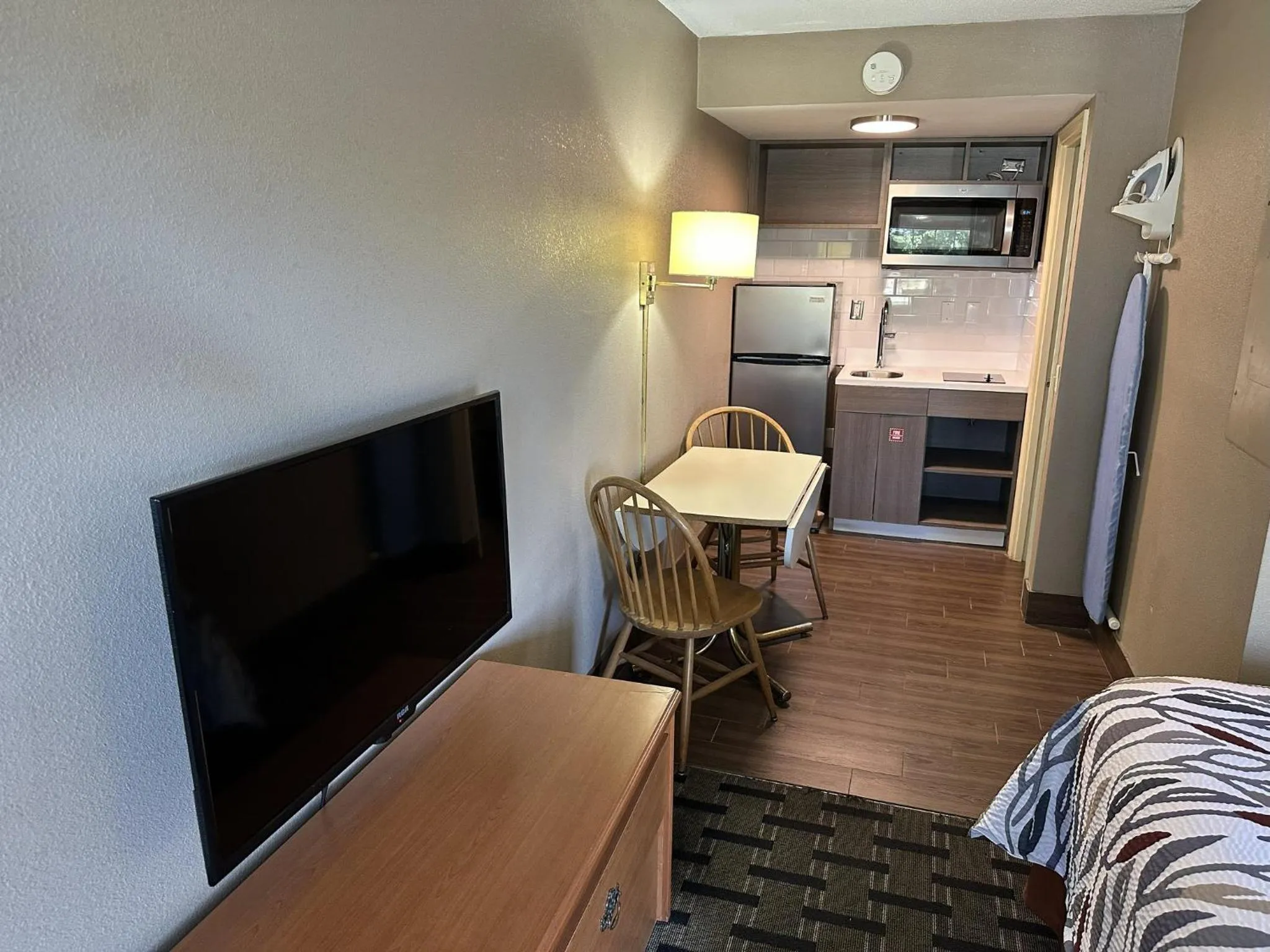 Photo of the whole room in Red Roof Inn & Suites Marysville