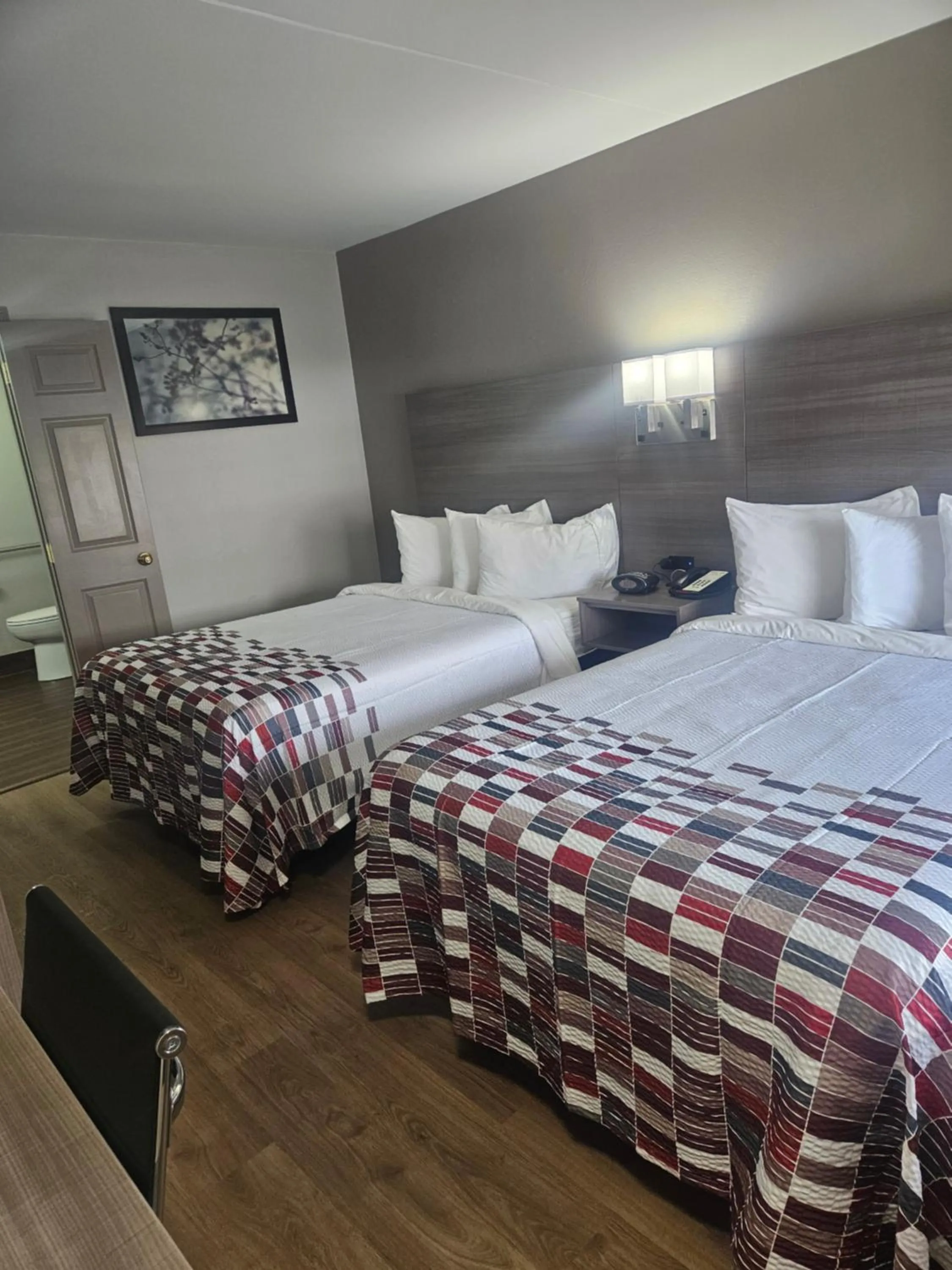 Guests, Bed in Red Roof Inn & Suites Marysville