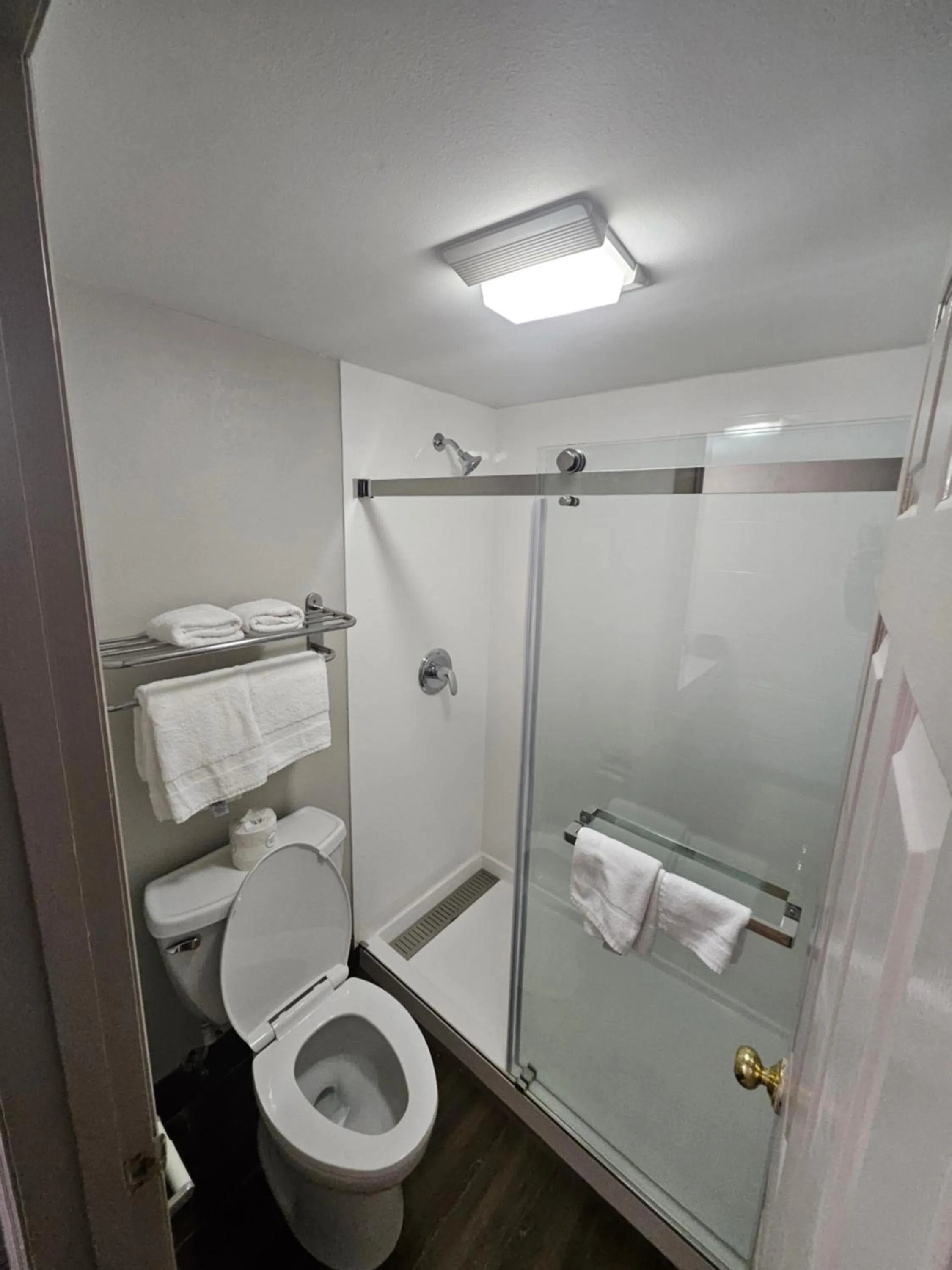 Shower in Red Roof Inn & Suites Marysville