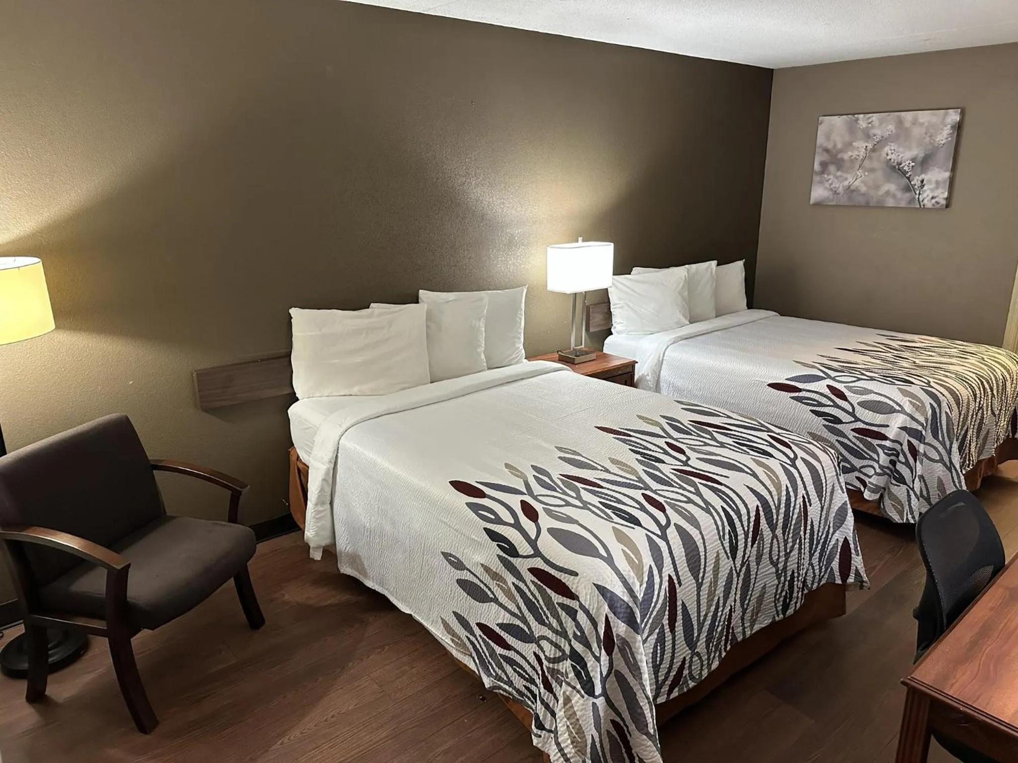 Photo of the whole room, Bed in Red Roof Inn & Suites Marysville