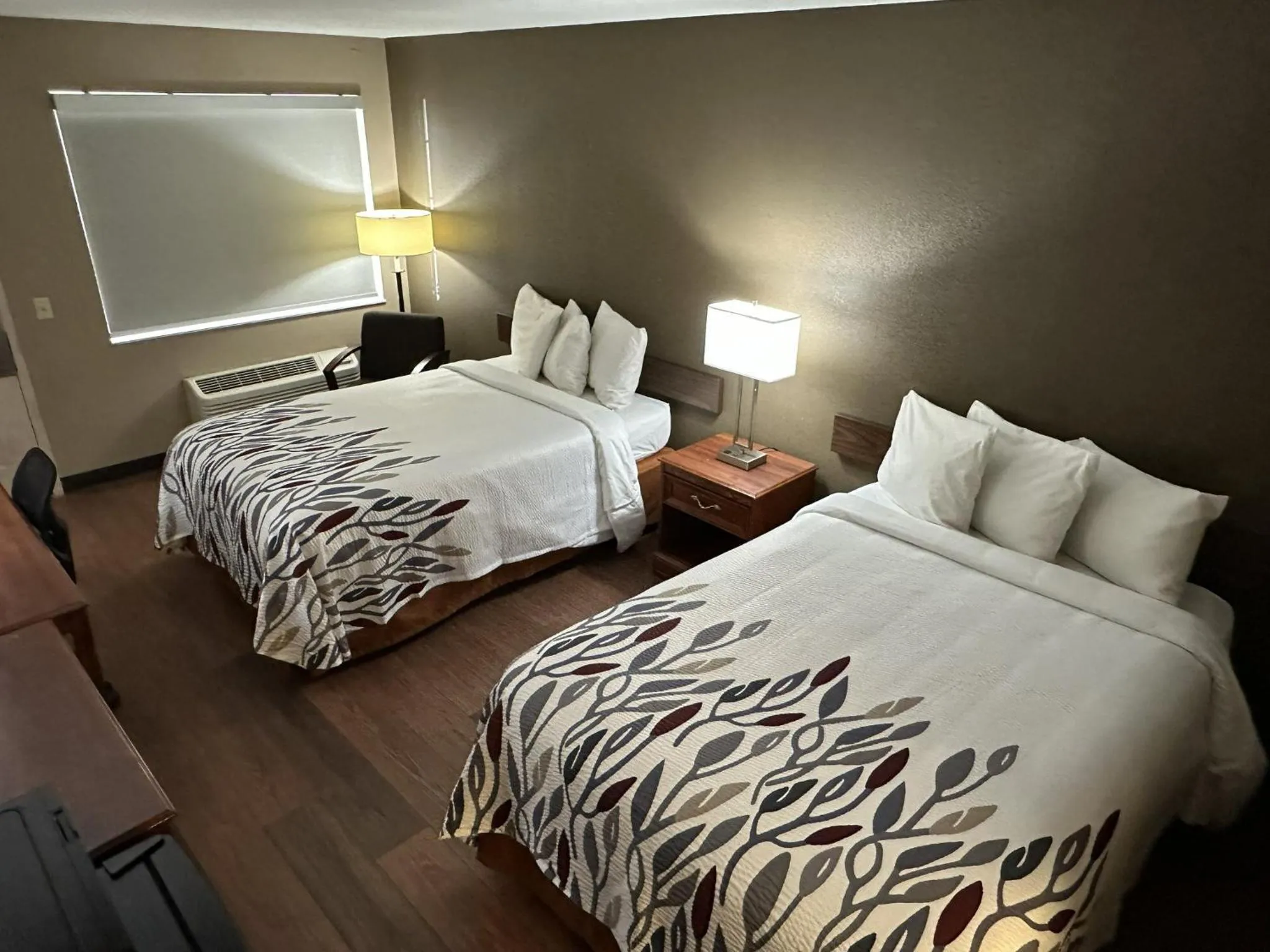 Photo of the whole room, Bed in Red Roof Inn & Suites Marysville