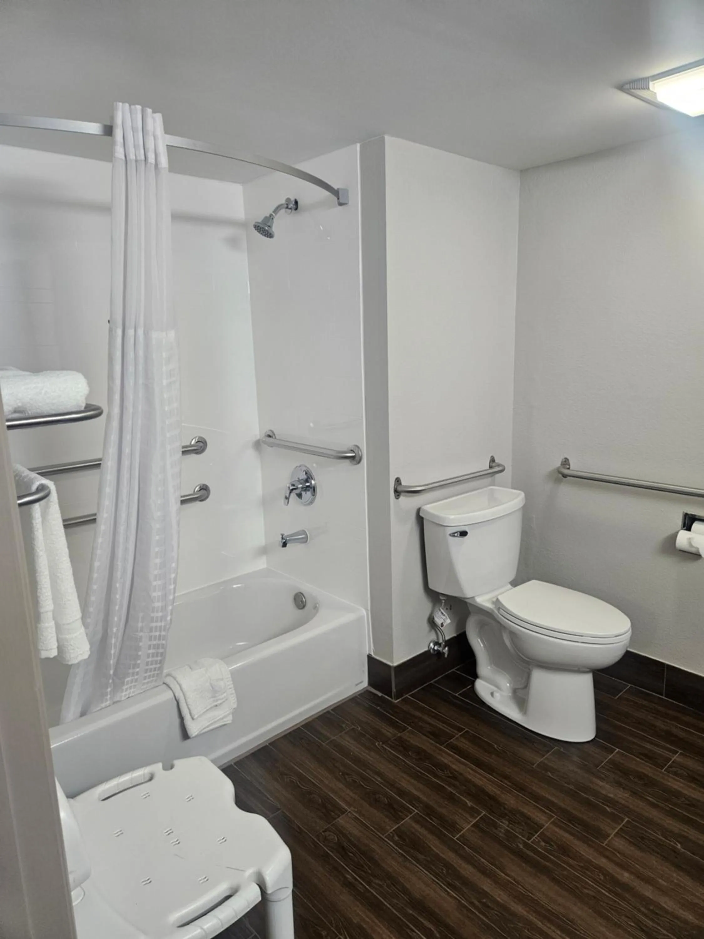 Bathroom in Red Roof Inn & Suites Marysville