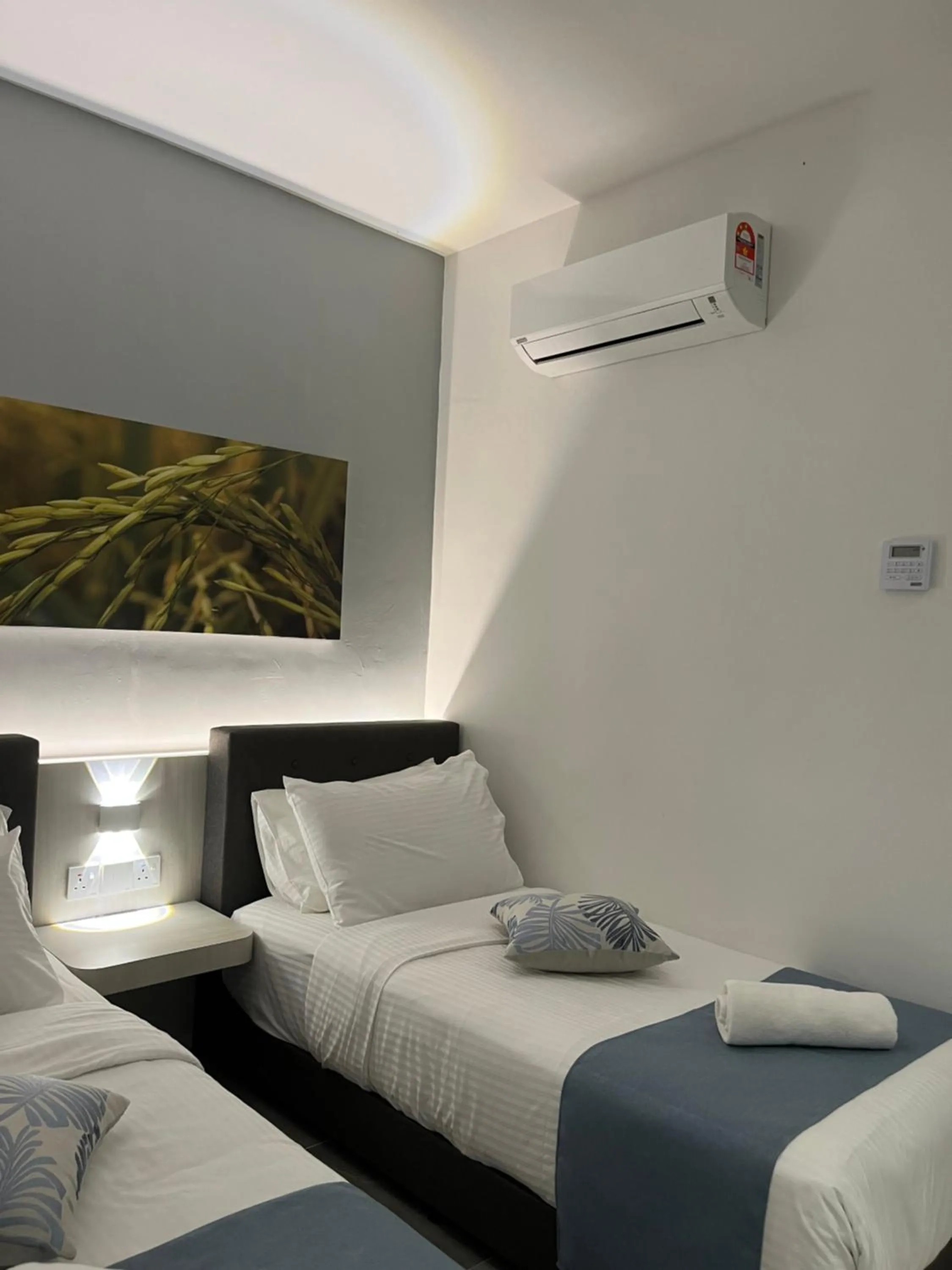 Photo of the whole room, Bed in White Lodge