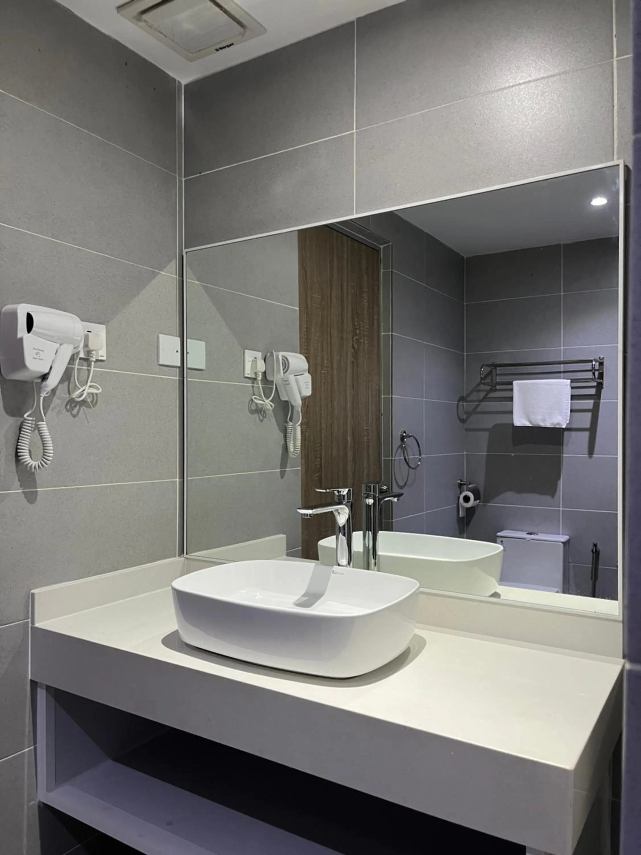 Bathroom in White Lodge