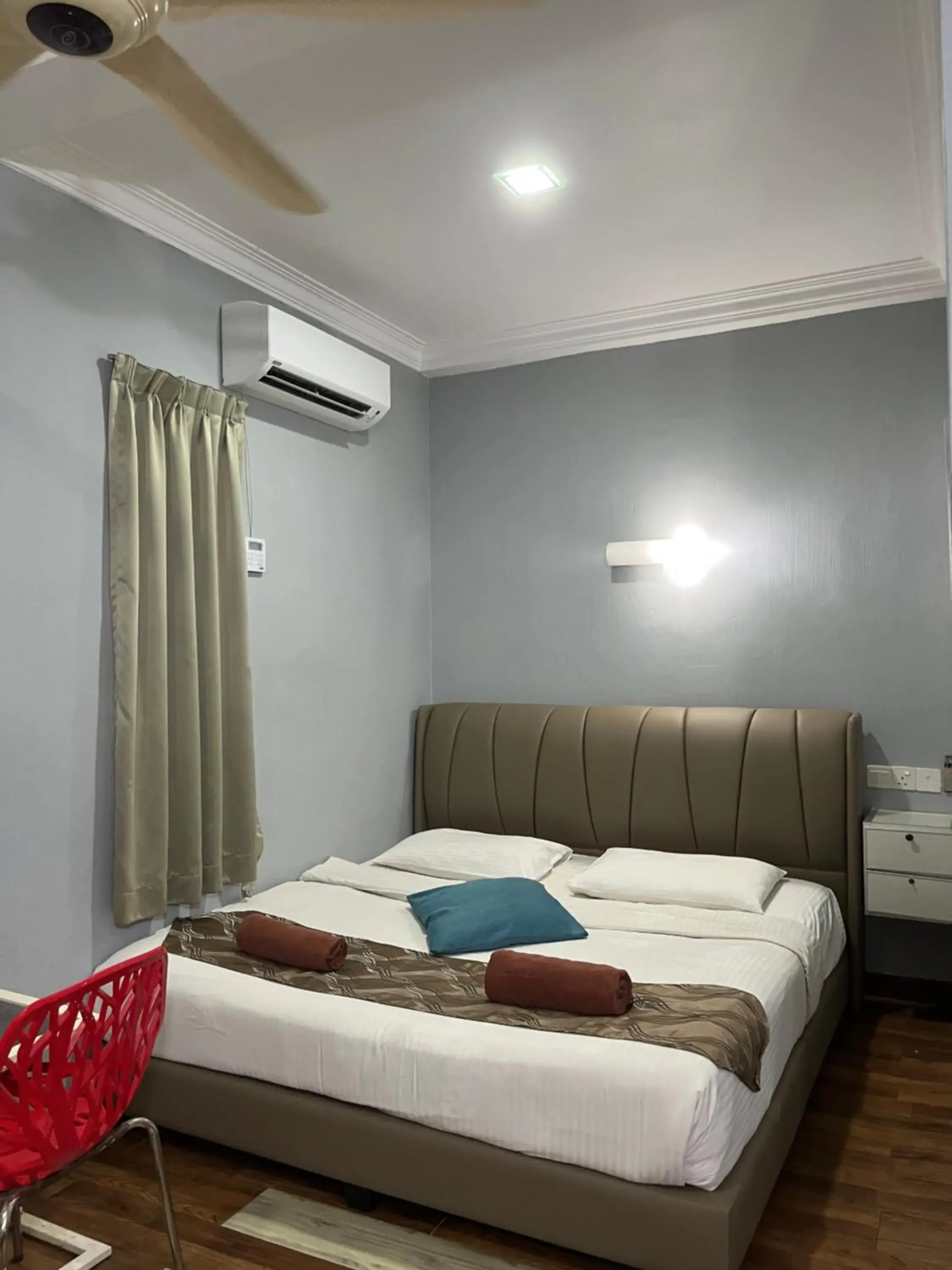 Queen Room in White Lodge Queen Room in White Lodge